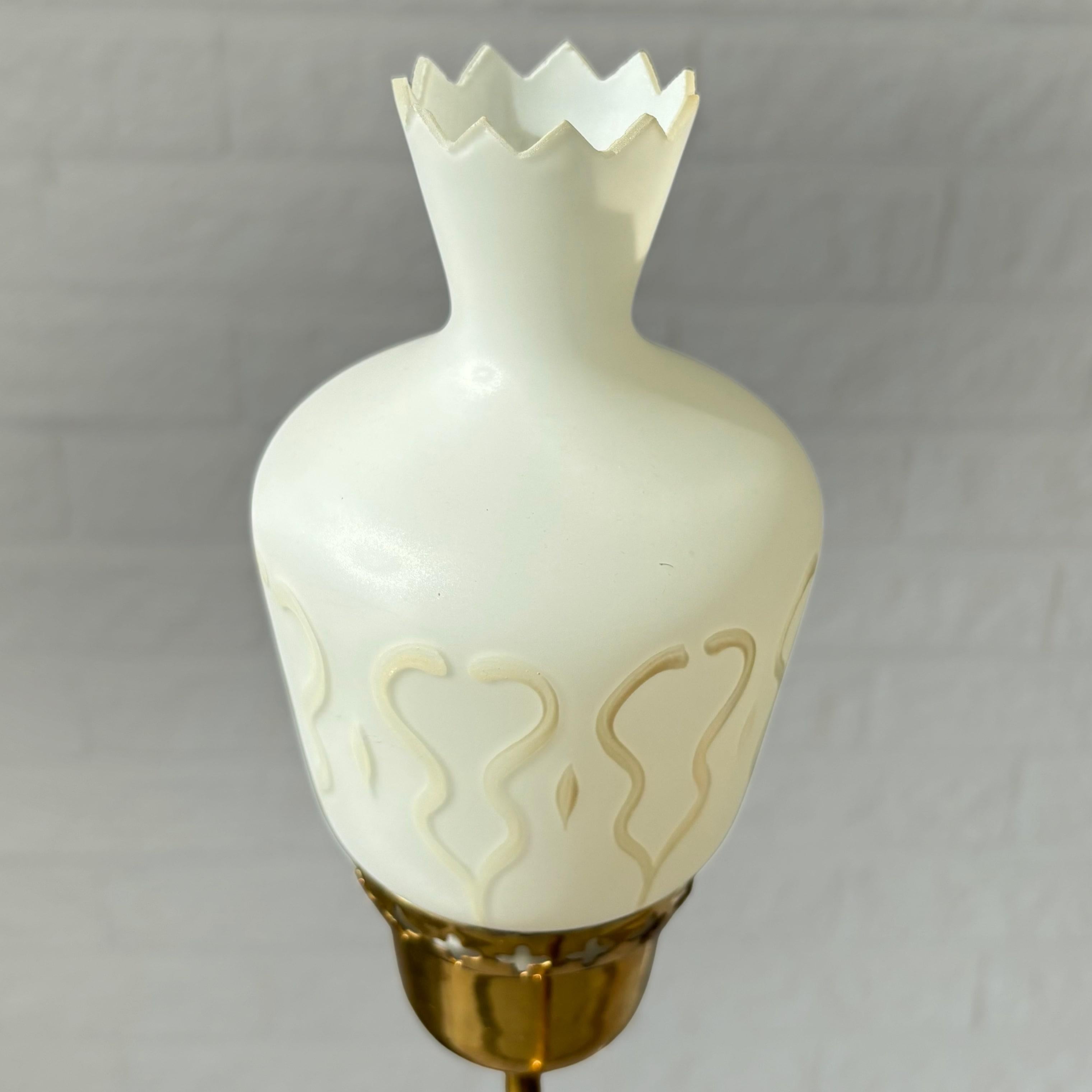 Lampadario scandinavo di metà secolo, ottone e vetro opalino, Svezia, anni '50 in vendita 4