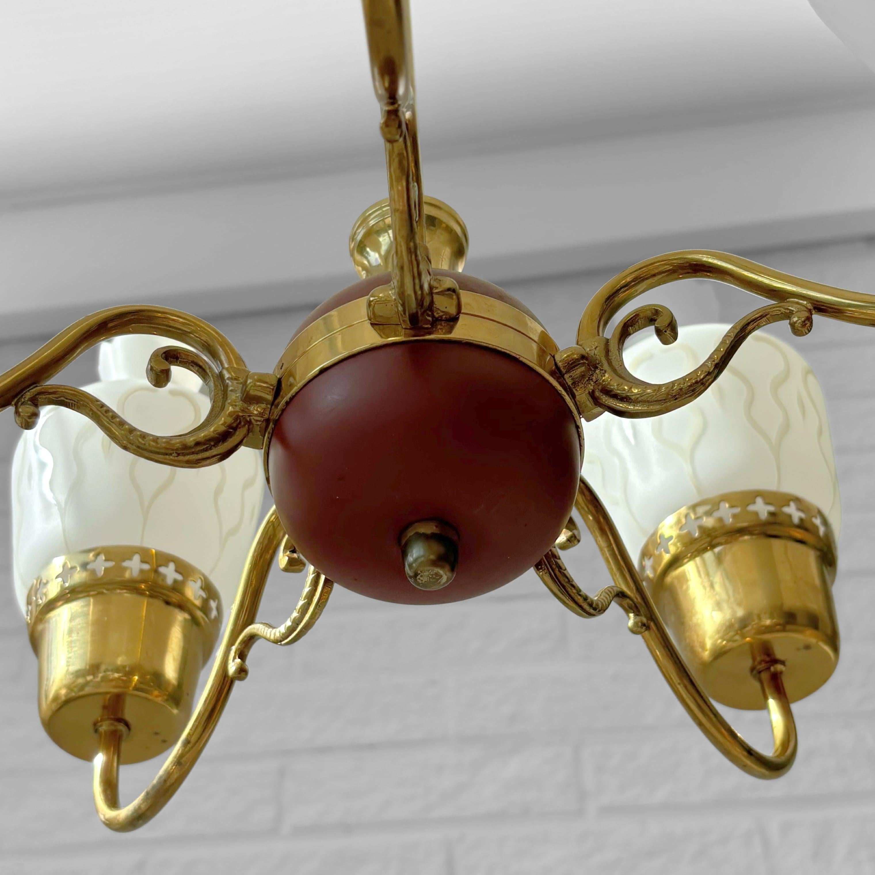 Lampadario scandinavo di metà secolo, ottone e vetro opalino, Svezia, anni '50 in vendita 6