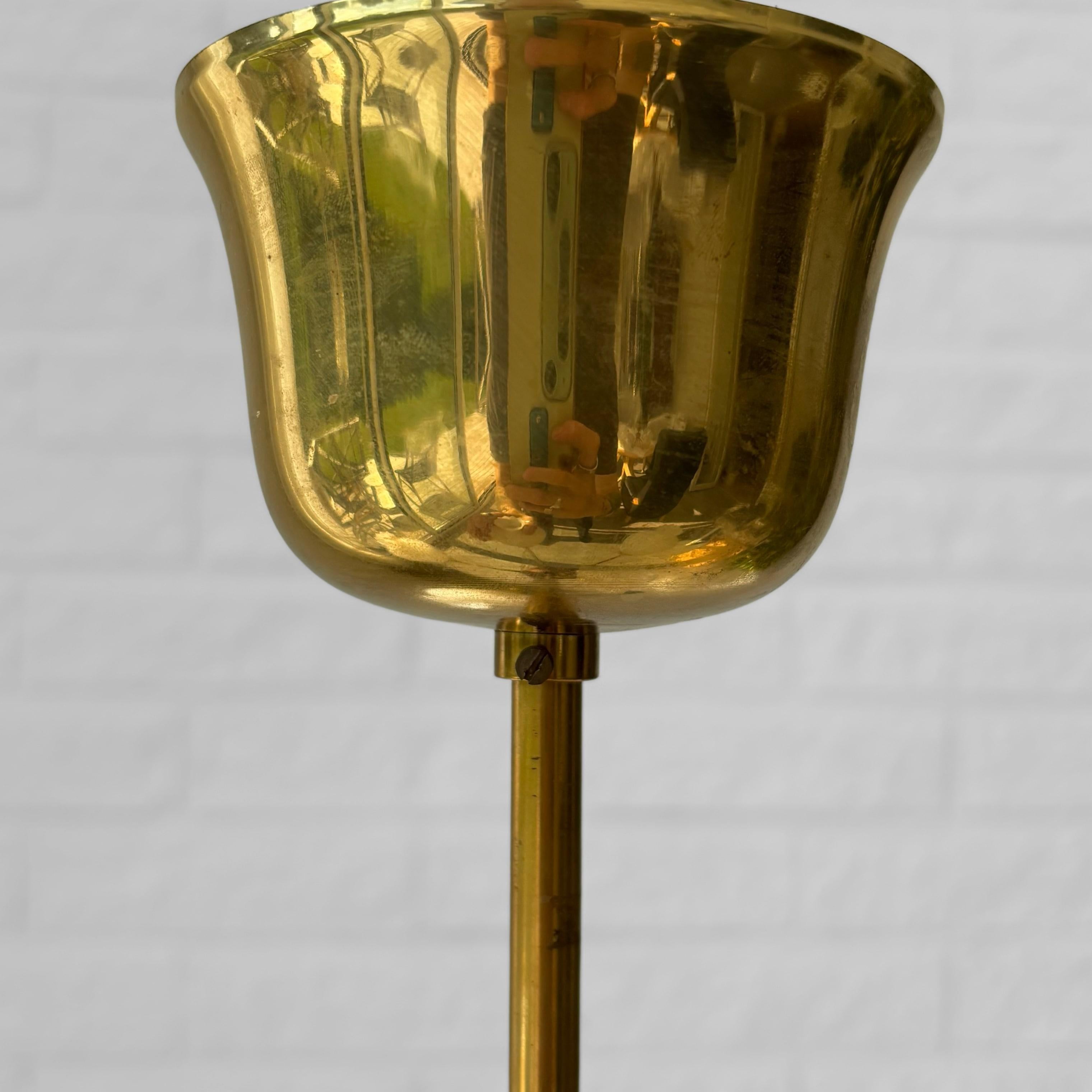 Lampadario scandinavo di metà secolo, ottone e vetro opalino, Svezia, anni '50 in vendita 7
