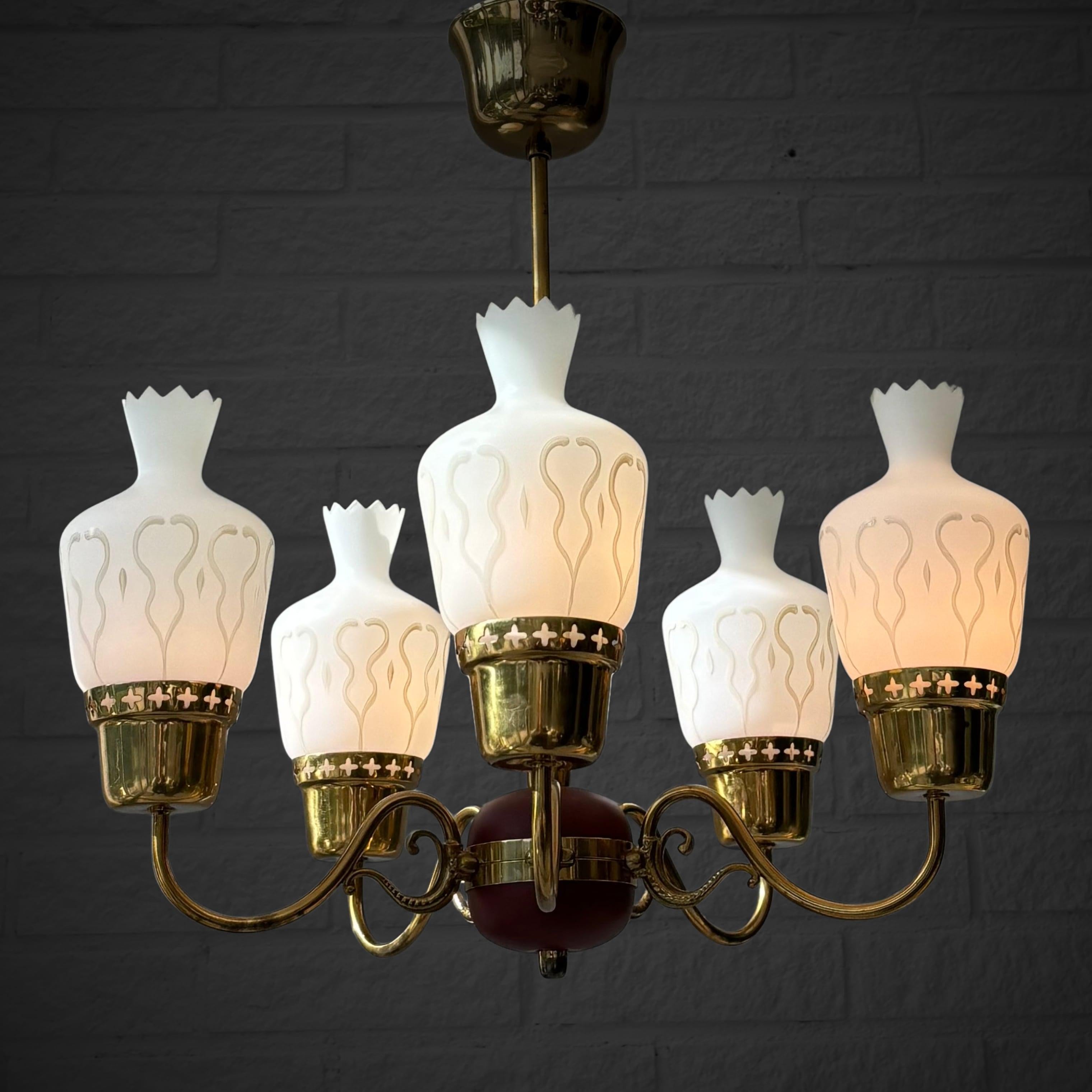 Scandinavo moderno Lampadario scandinavo di metà secolo, ottone e vetro opalino, Svezia, anni '50 in vendita