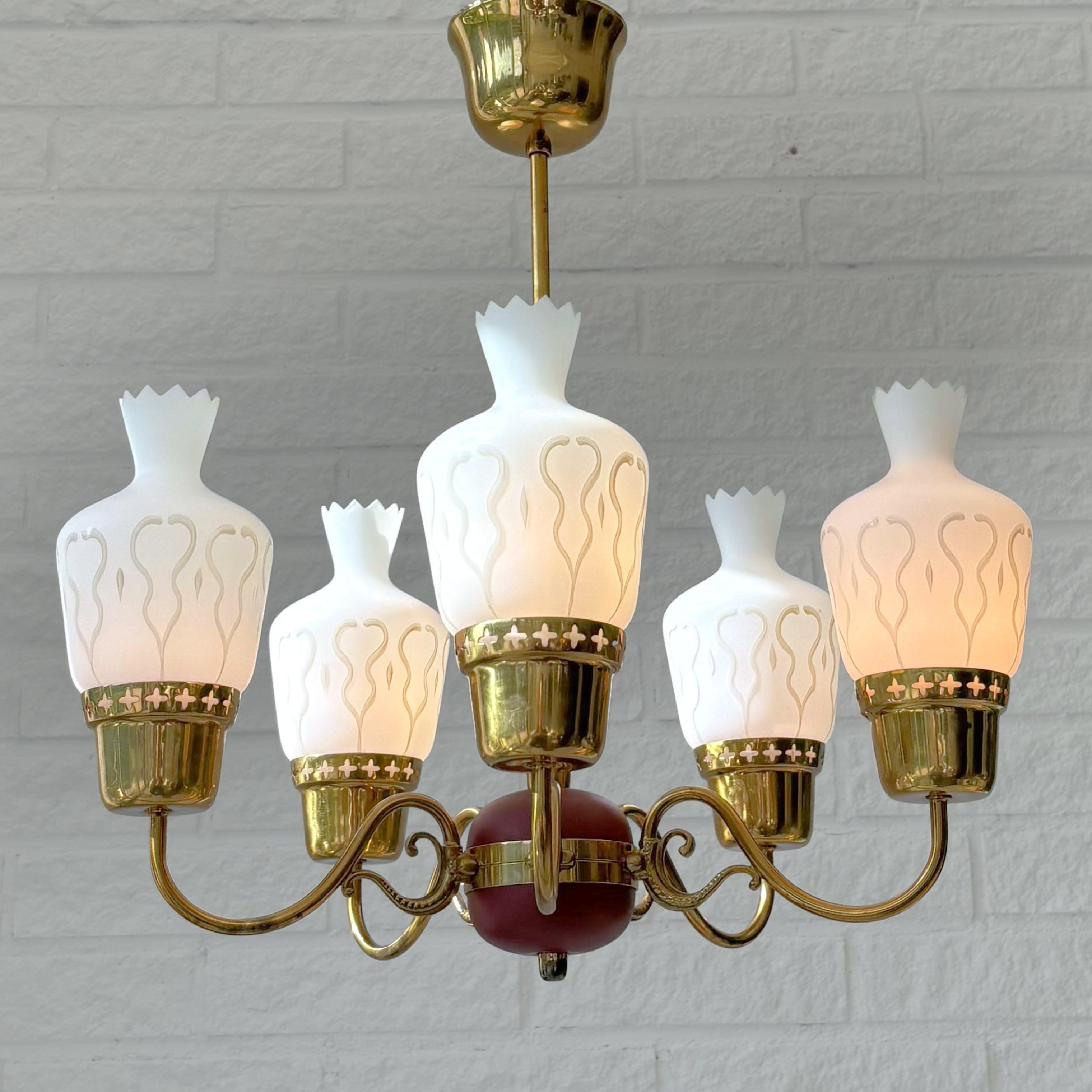 Svedese Lampadario scandinavo di metà secolo, ottone e vetro opalino, Svezia, anni '50 in vendita