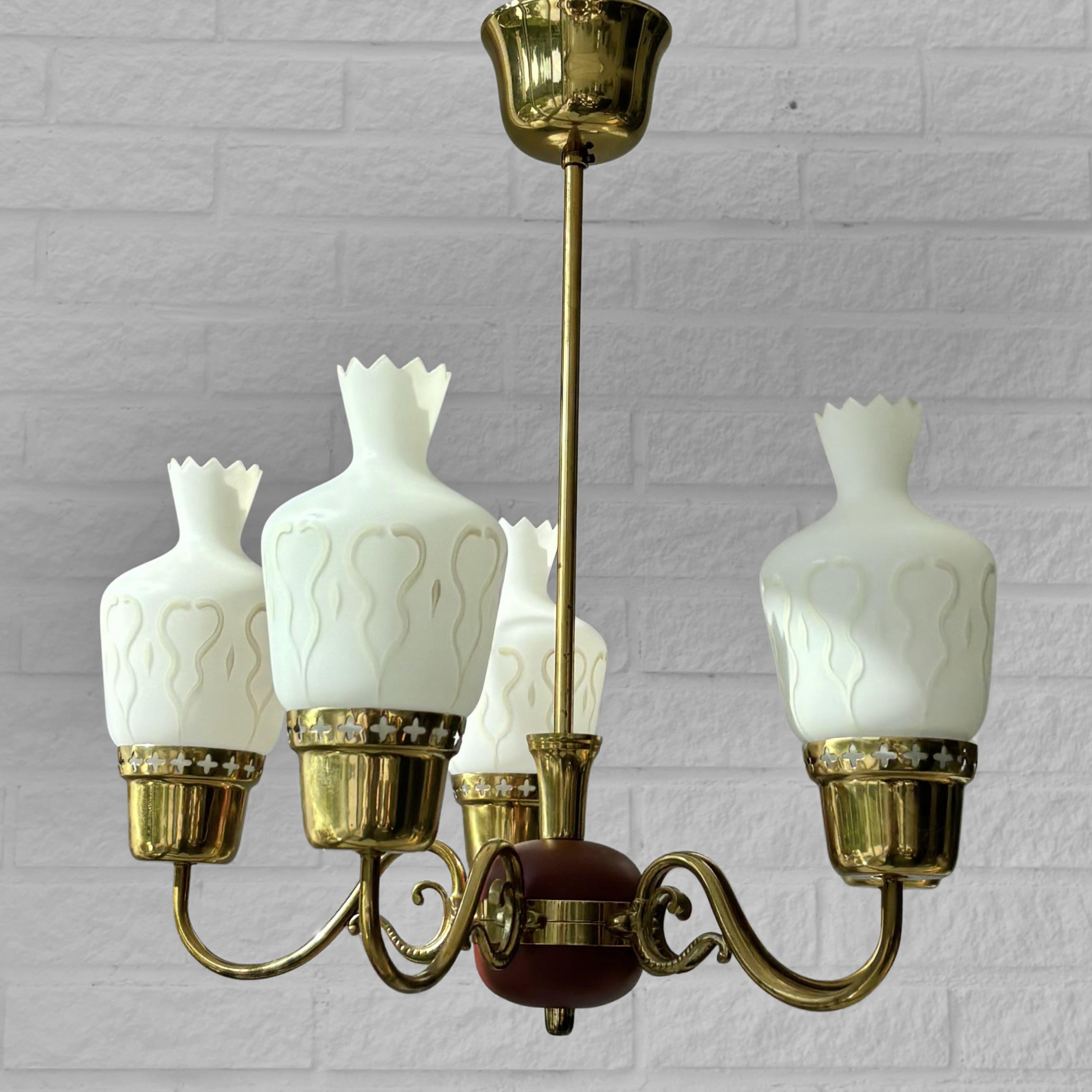 Lampadario scandinavo di metà secolo, ottone e vetro opalino, Svezia, anni '50 In condizioni buone in vendita a Forserum, SE