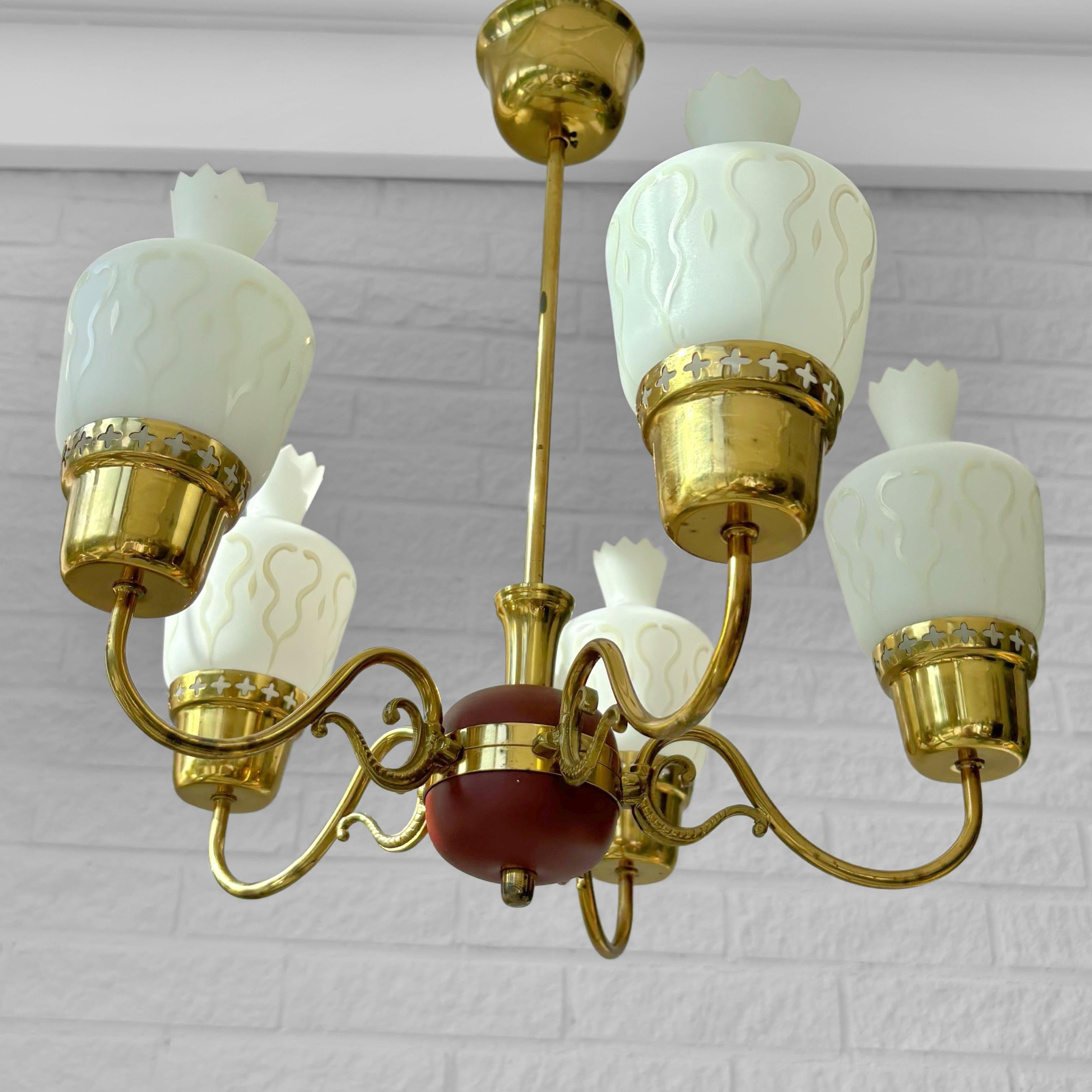 Metà XX secolo Lampadario scandinavo di metà secolo, ottone e vetro opalino, Svezia, anni '50 in vendita