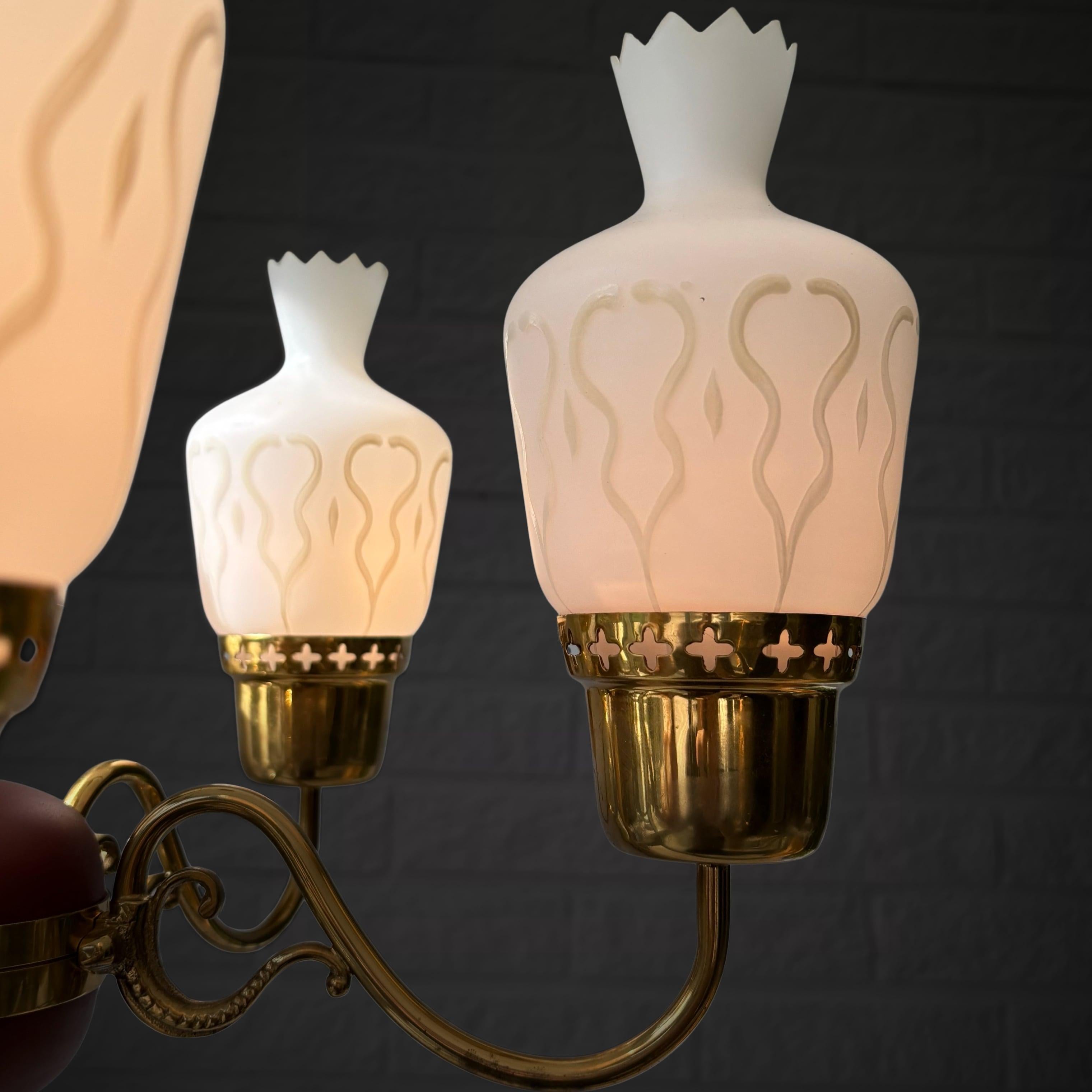 Ottone Lampadario scandinavo di metà secolo, ottone e vetro opalino, Svezia, anni '50 in vendita