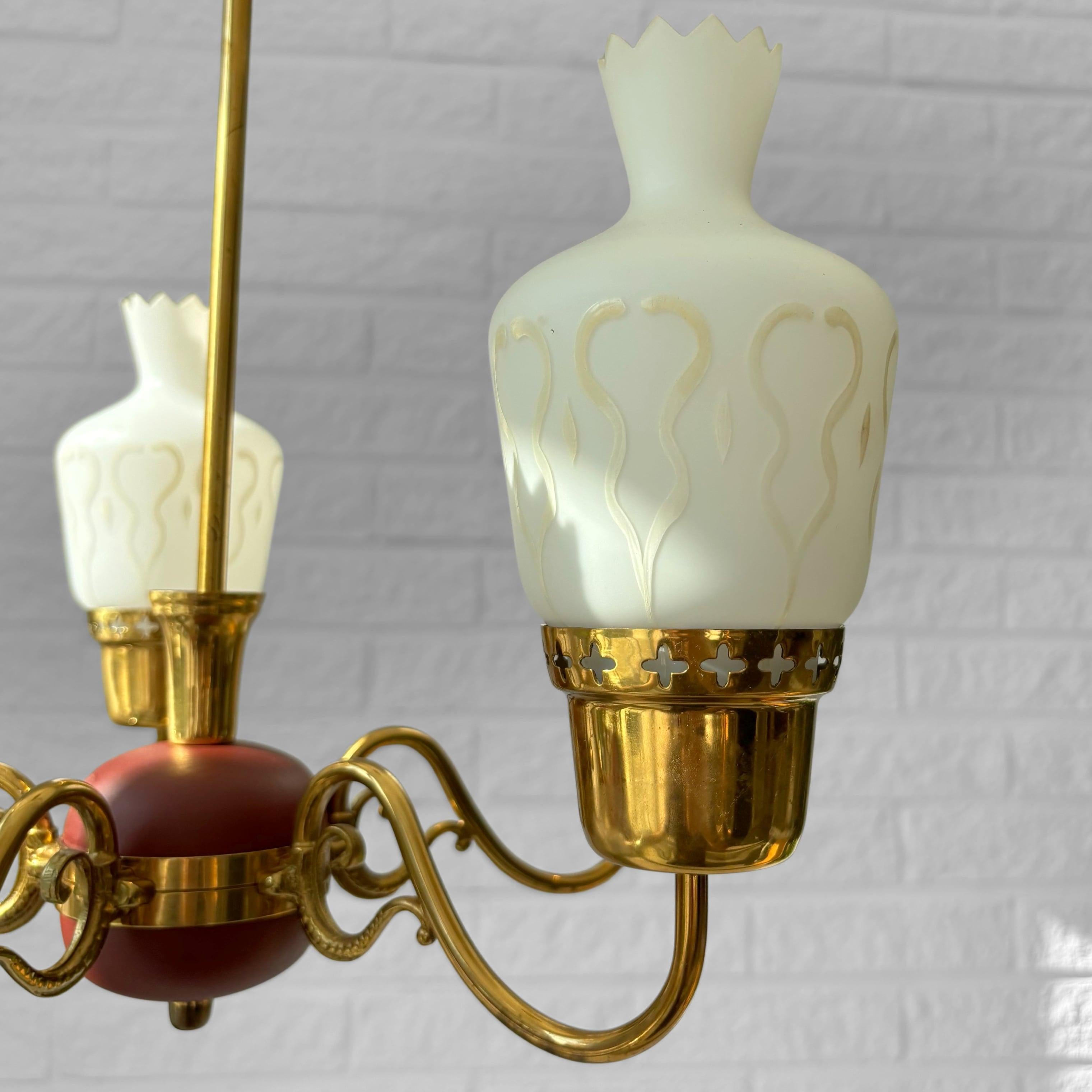 Lampadario scandinavo di metà secolo, ottone e vetro opalino, Svezia, anni '50 in vendita 1