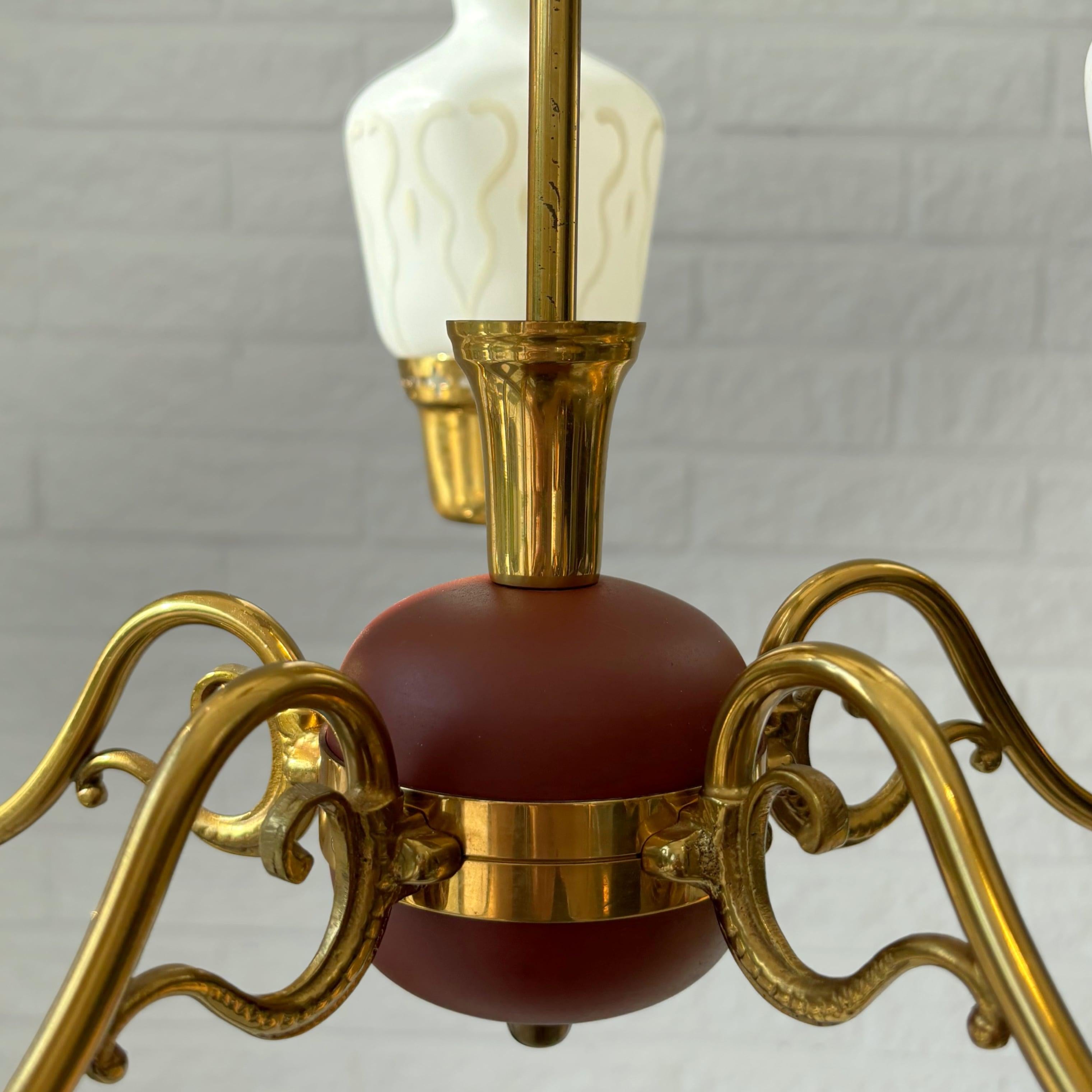 Lampadario scandinavo di metà secolo, ottone e vetro opalino, Svezia, anni '50 in vendita 2