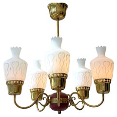 Lampadario scandinavo di metà secolo, ottone e vetro opalino, Svezia, anni '50