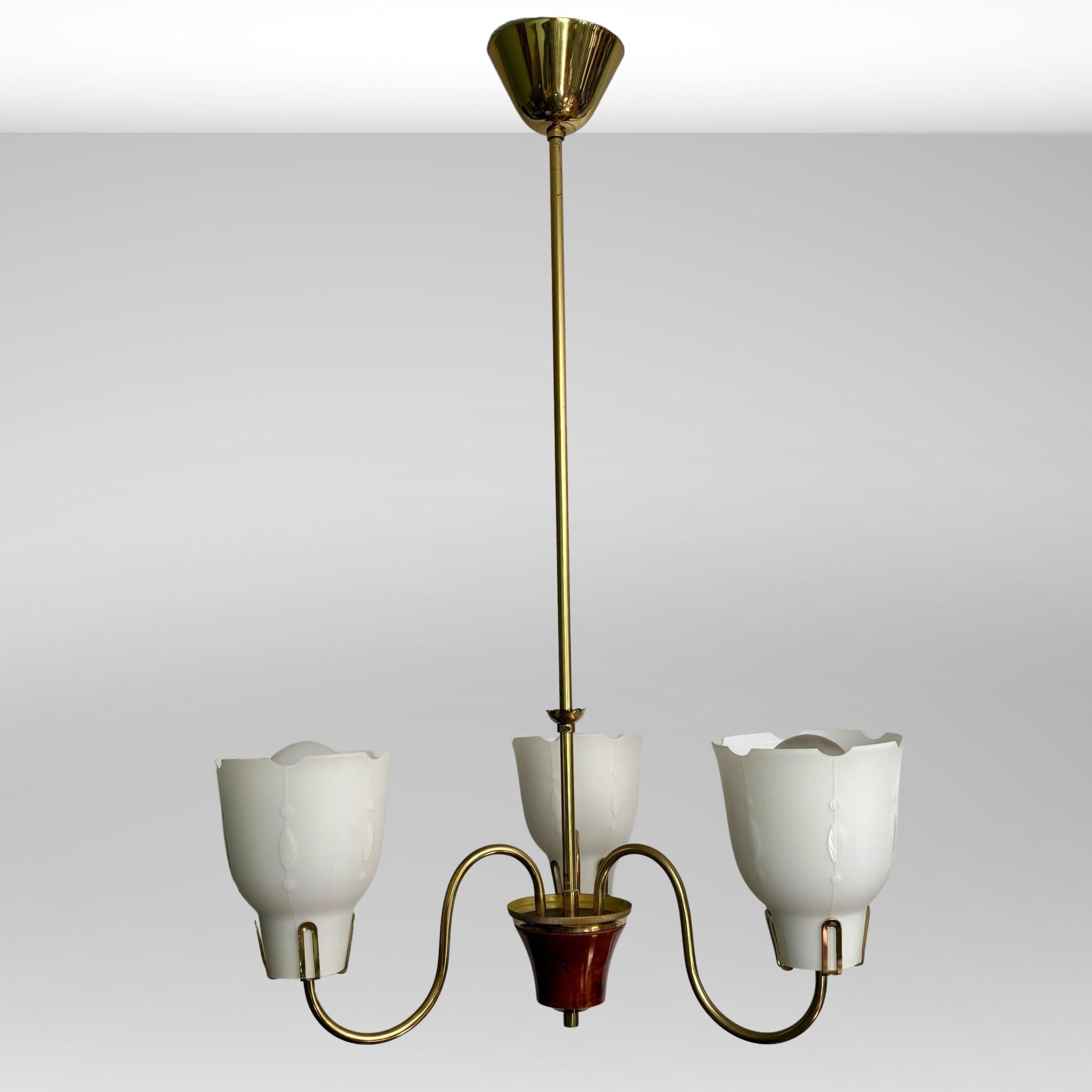 Scandinavian mid century chandelier, brass, walnut and glass, Sweden, 1940s In Good Condition For Sale In Forserum, SE