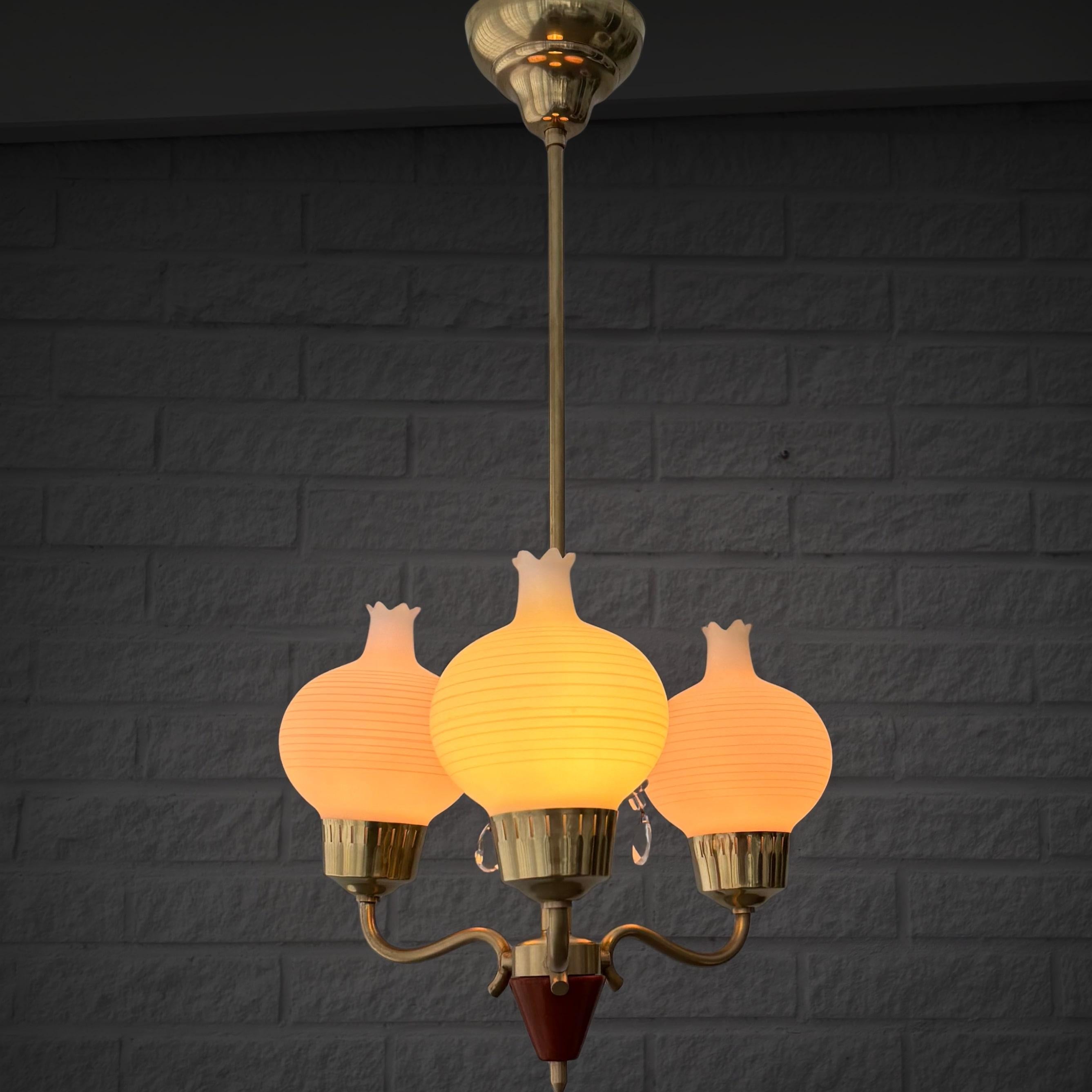 Scandinavian mid-century chandelier, brass with crystal prisms, Sweden, 1940s In Good Condition In Forserum, SE