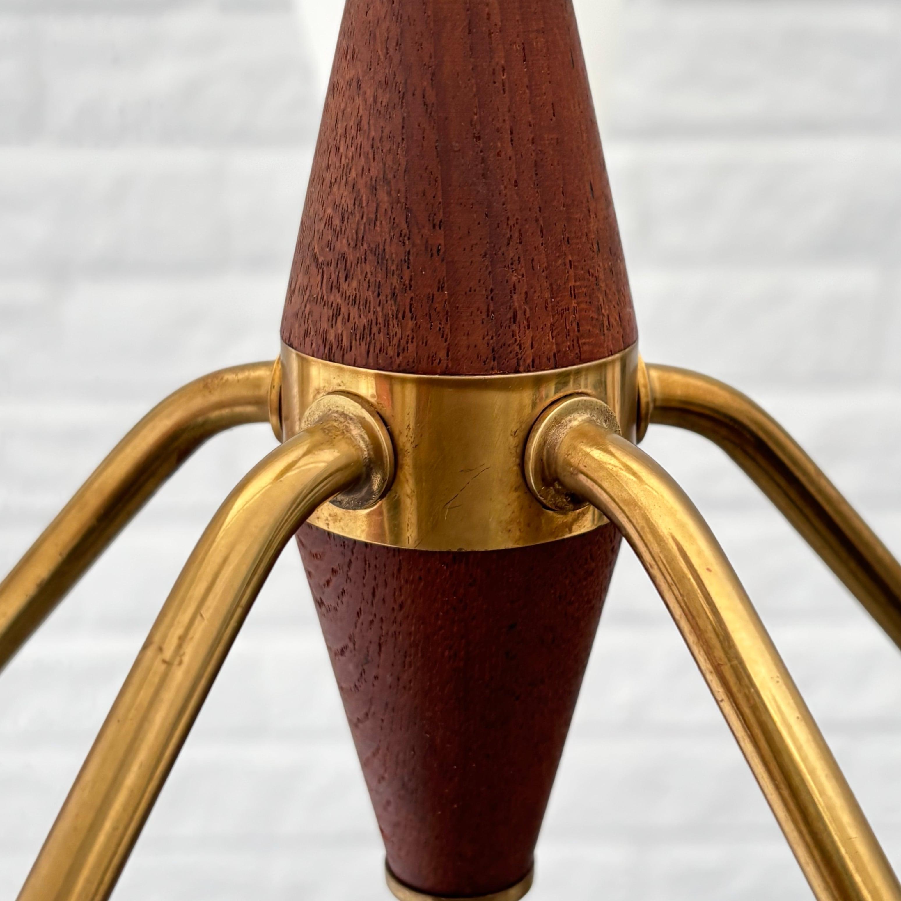 Lampadario scandinavo di metà secolo, paralumi a cono, Svezia, anni '50 in vendita 3