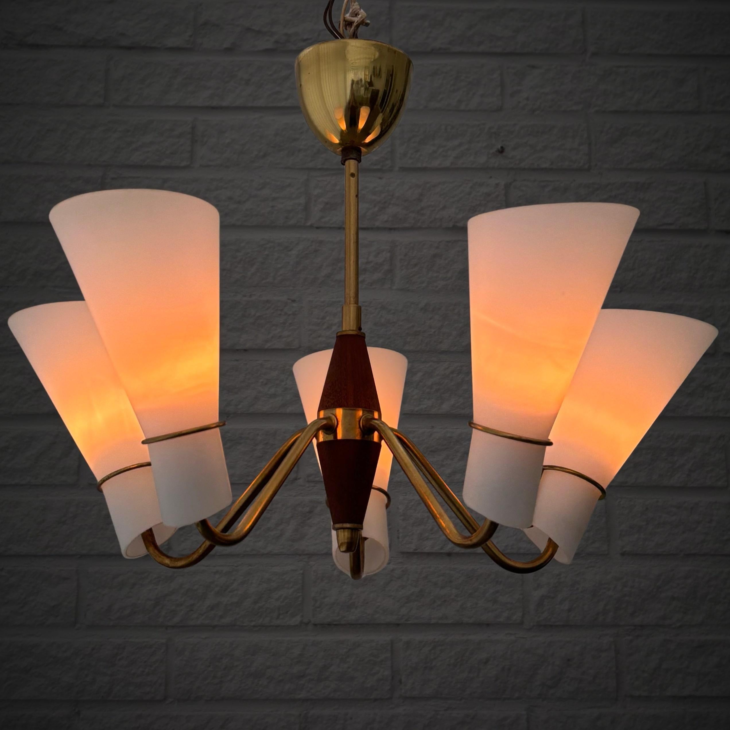 Scandinavo moderno Lampadario scandinavo di metà secolo, paralumi a cono, Svezia, anni '50 in vendita