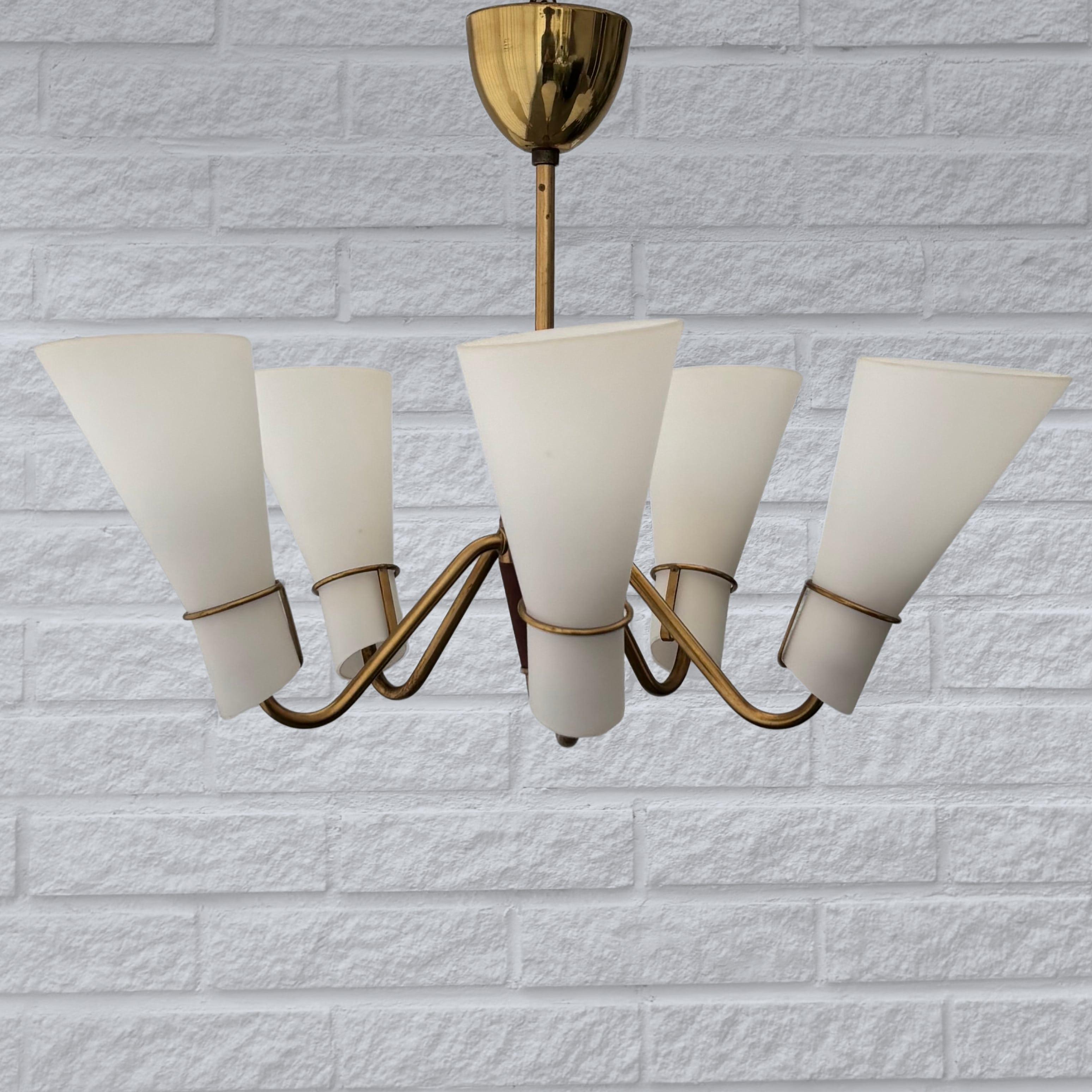 Svedese Lampadario scandinavo di metà secolo, paralumi a cono, Svezia, anni '50 in vendita
