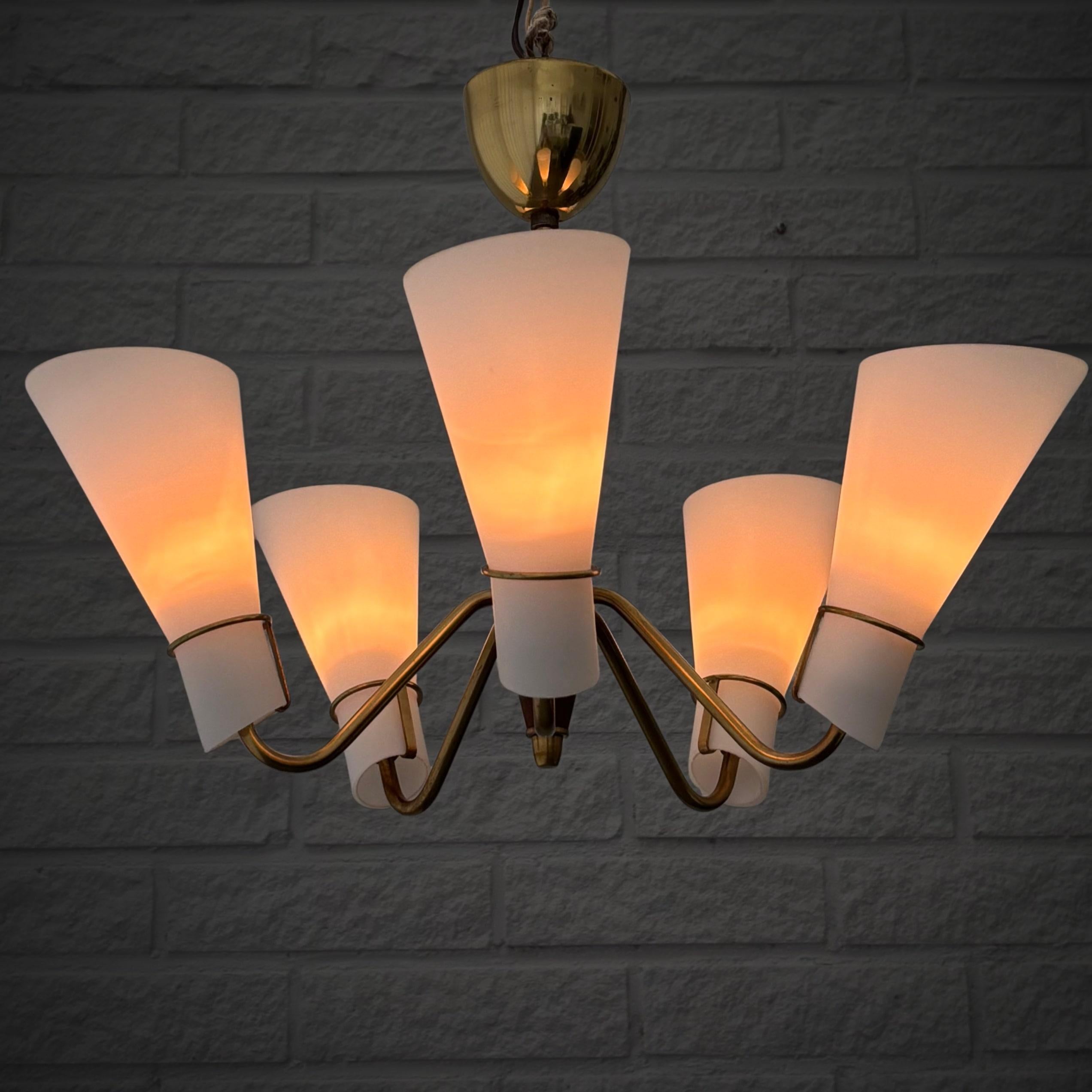 Lampadario scandinavo di metà secolo, paralumi a cono, Svezia, anni '50 In condizioni buone in vendita a Forserum, SE
