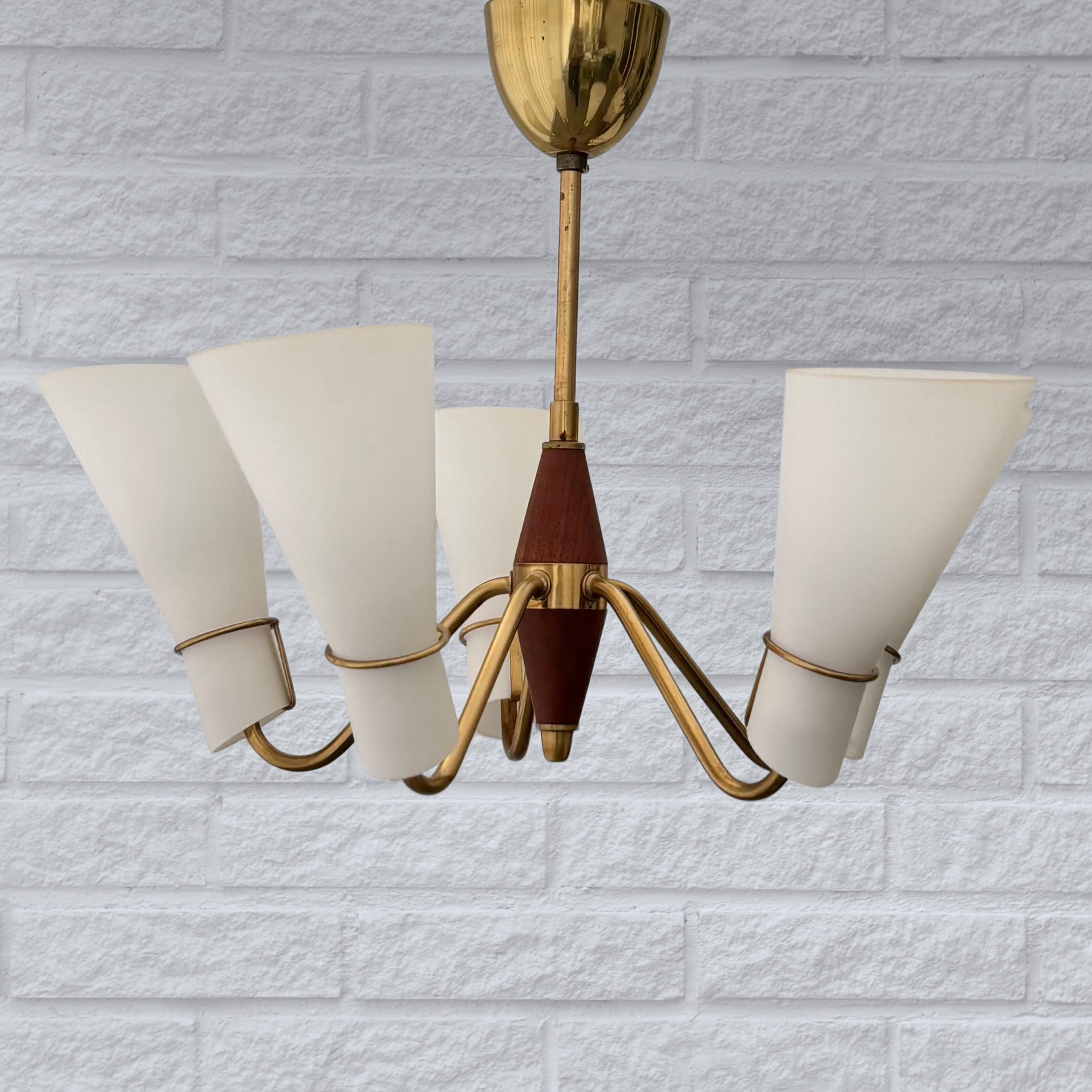 Metà XX secolo Lampadario scandinavo di metà secolo, paralumi a cono, Svezia, anni '50 in vendita