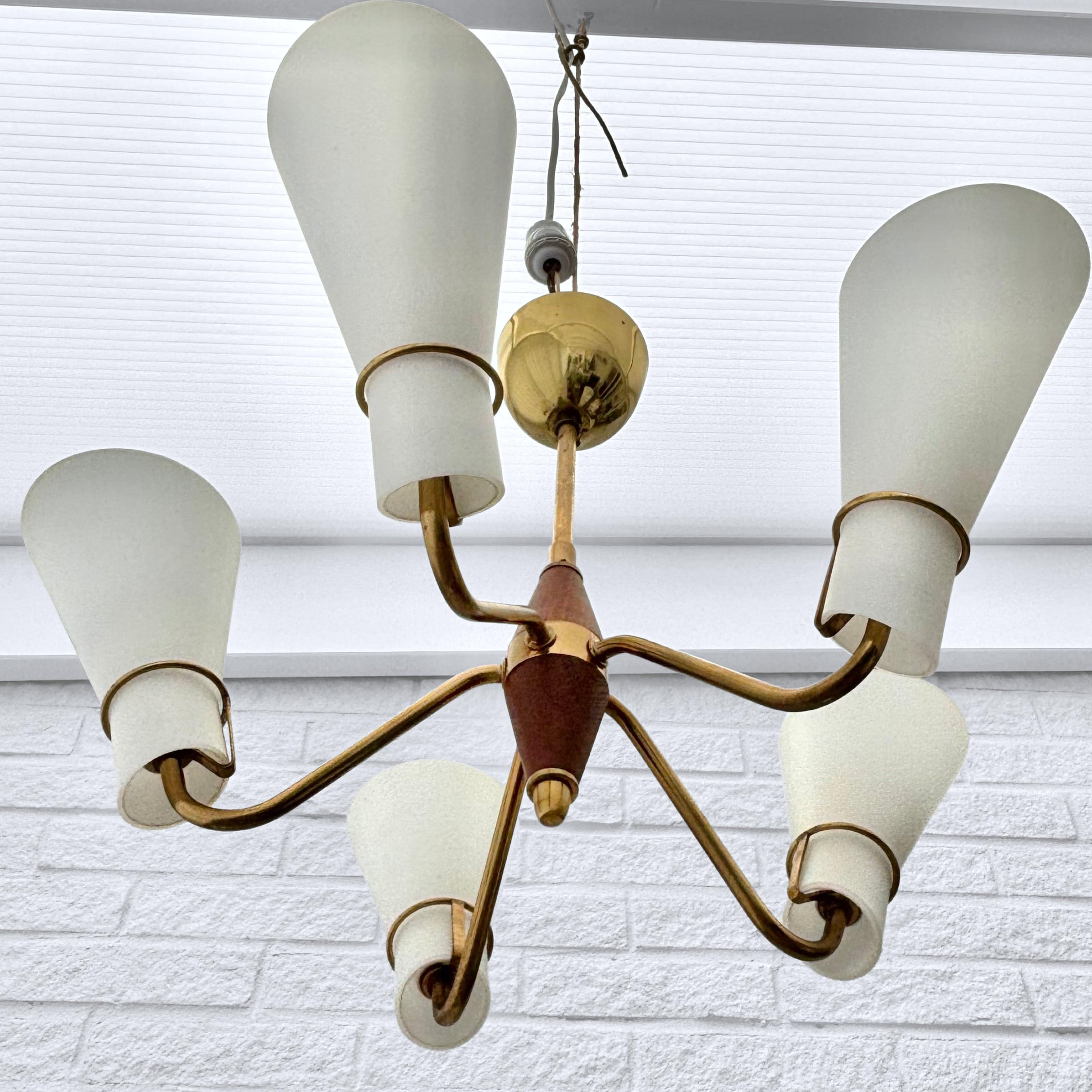 Ottone Lampadario scandinavo di metà secolo, paralumi a cono, Svezia, anni '50 in vendita