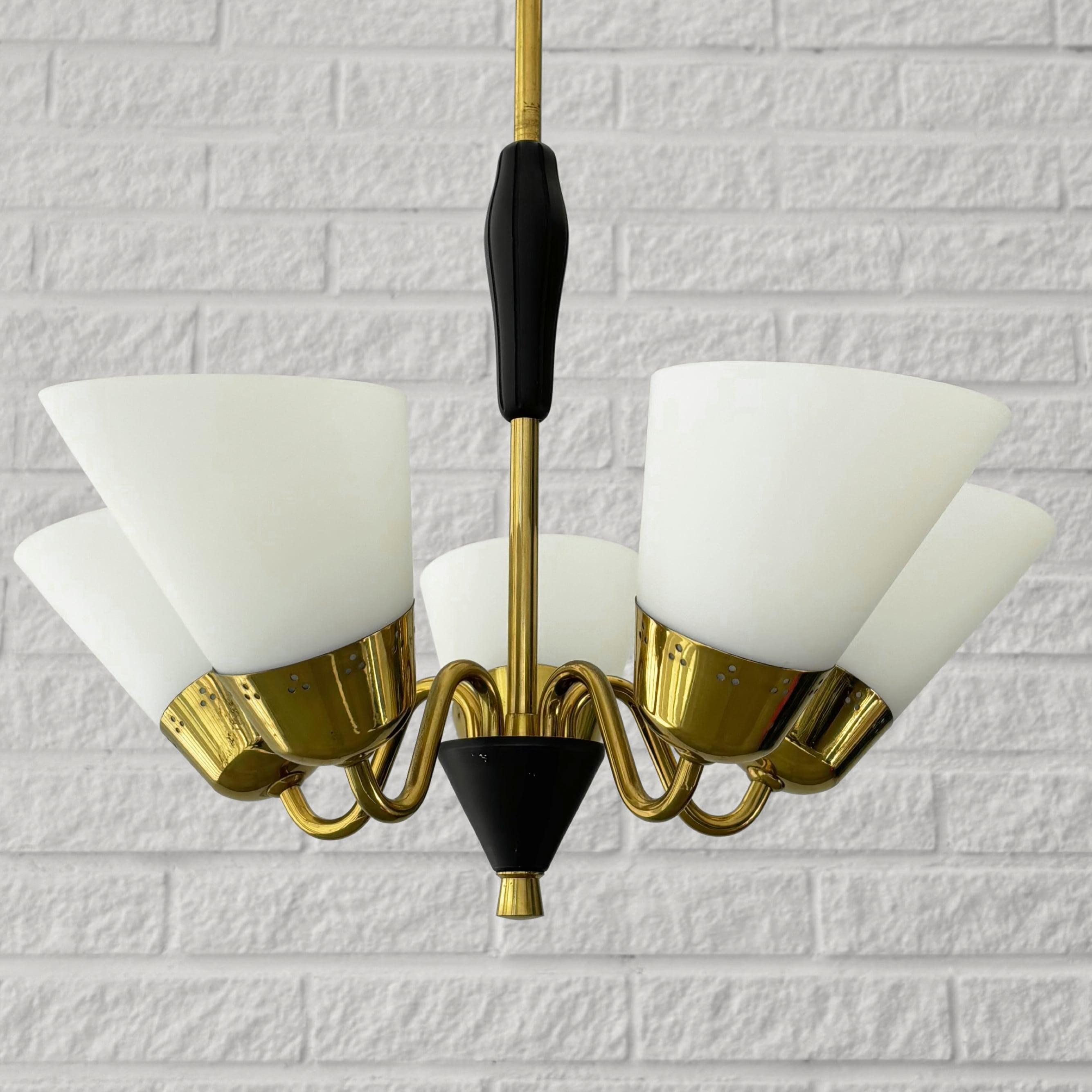 Scandinavian mid-century chandelier, five arms, brass & glass, Sweden, 1940s In Good Condition For Sale In Forserum, SE