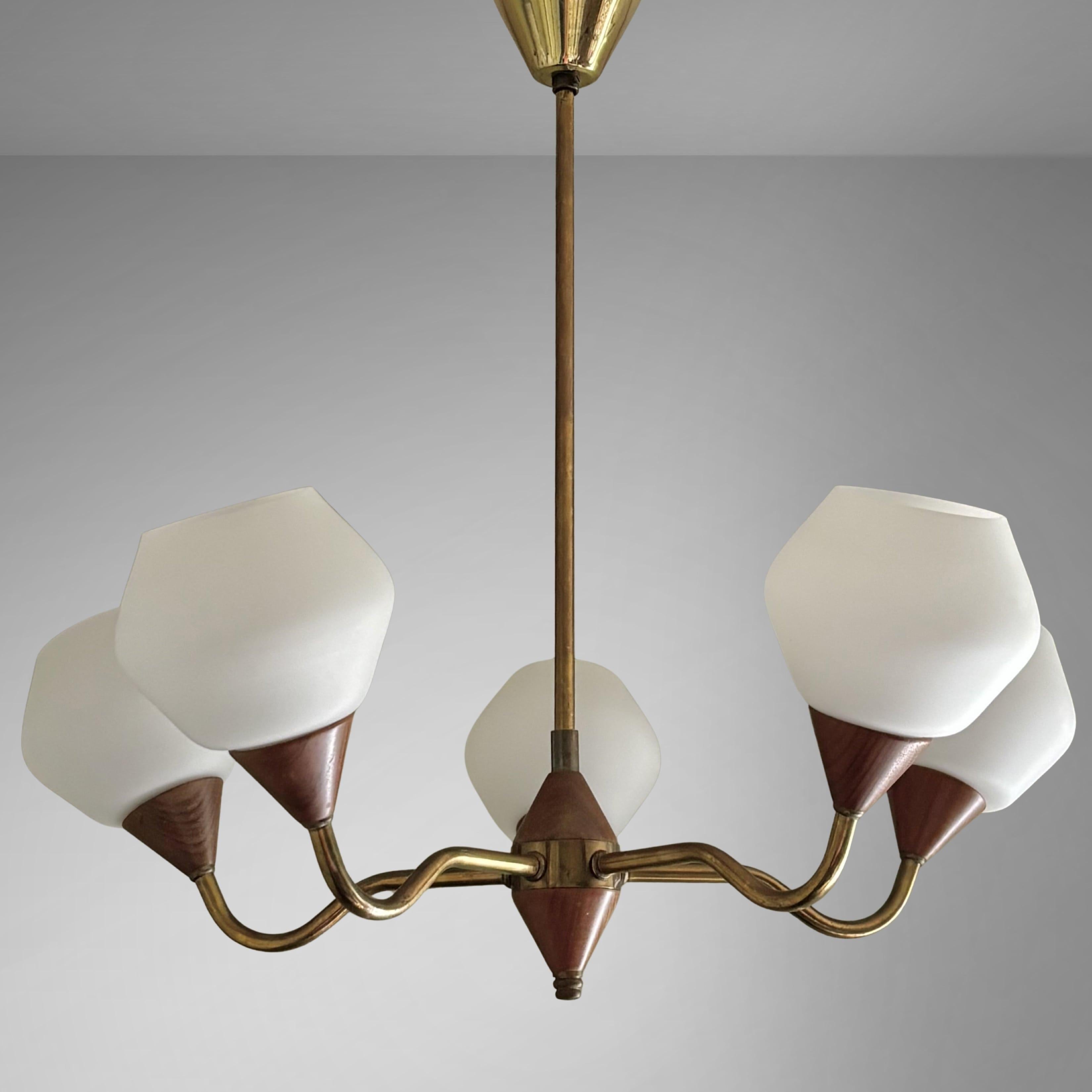 Scandinavian mid century chandelier in teak, brass & glass, Sweden, 1950s In Good Condition For Sale In Forserum, SE