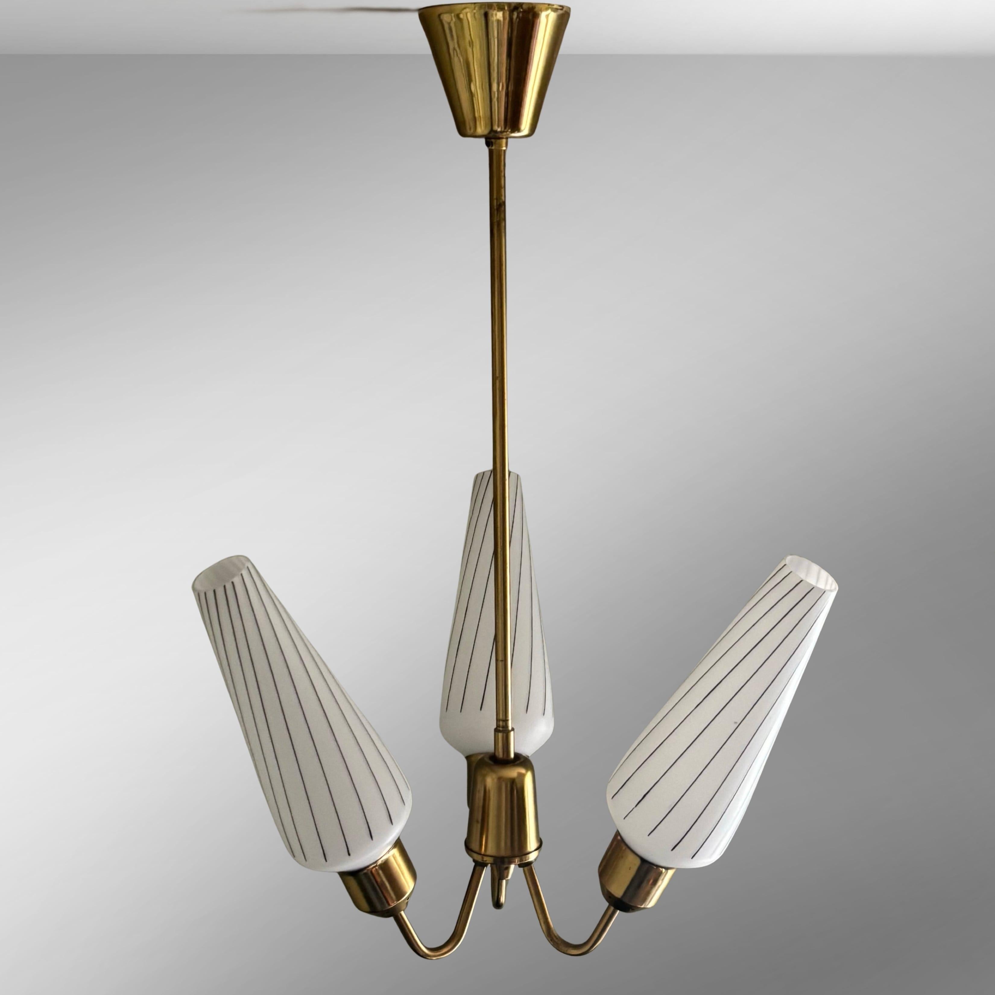 Scandinavian mid century chandelier pendant lamp, brass & glass, Sweden, 1950s In Good Condition For Sale In Forserum, SE
