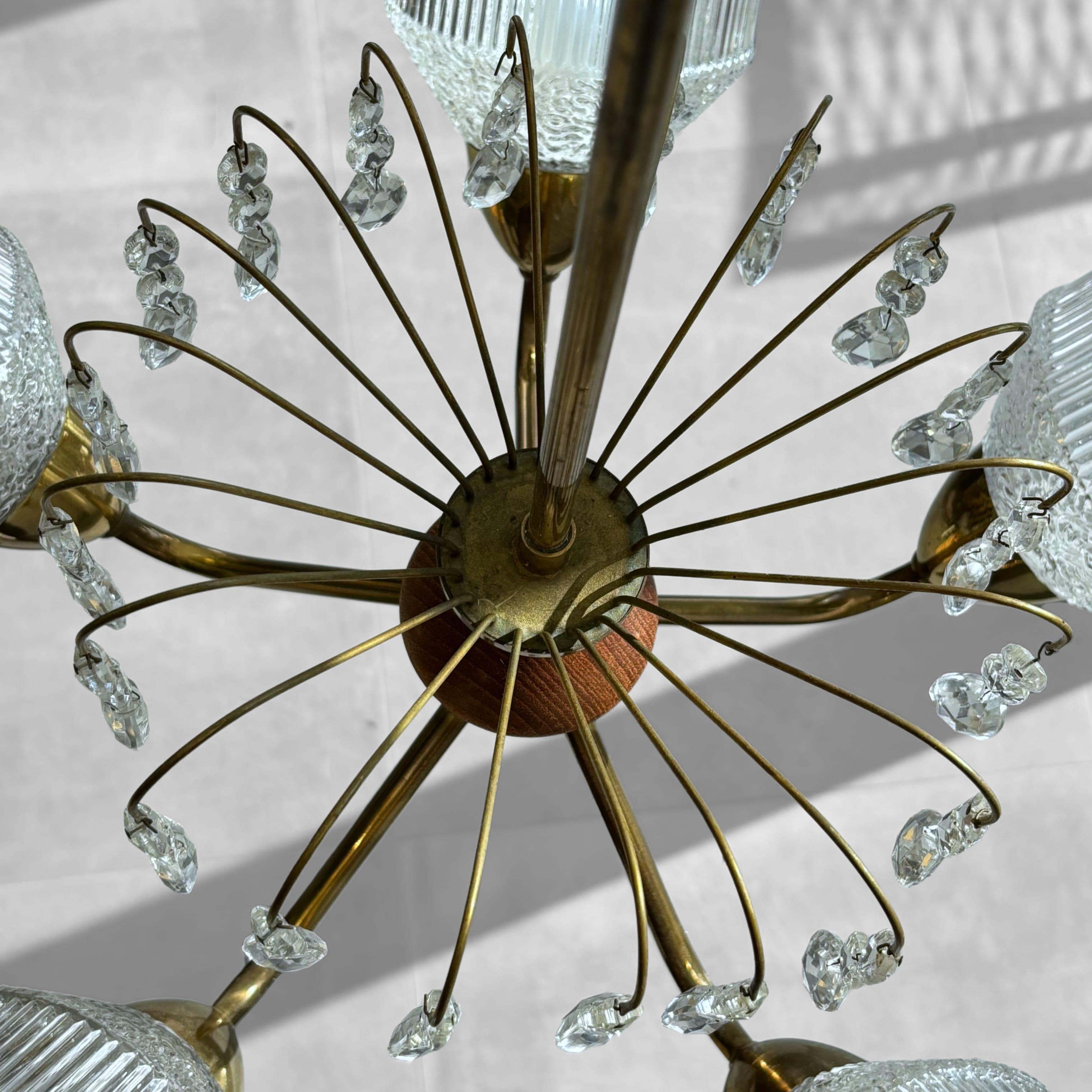 Lampadario scandinavo di metà secolo, teak, ottone e cristallo, Svezia, anni '50 in vendita 3