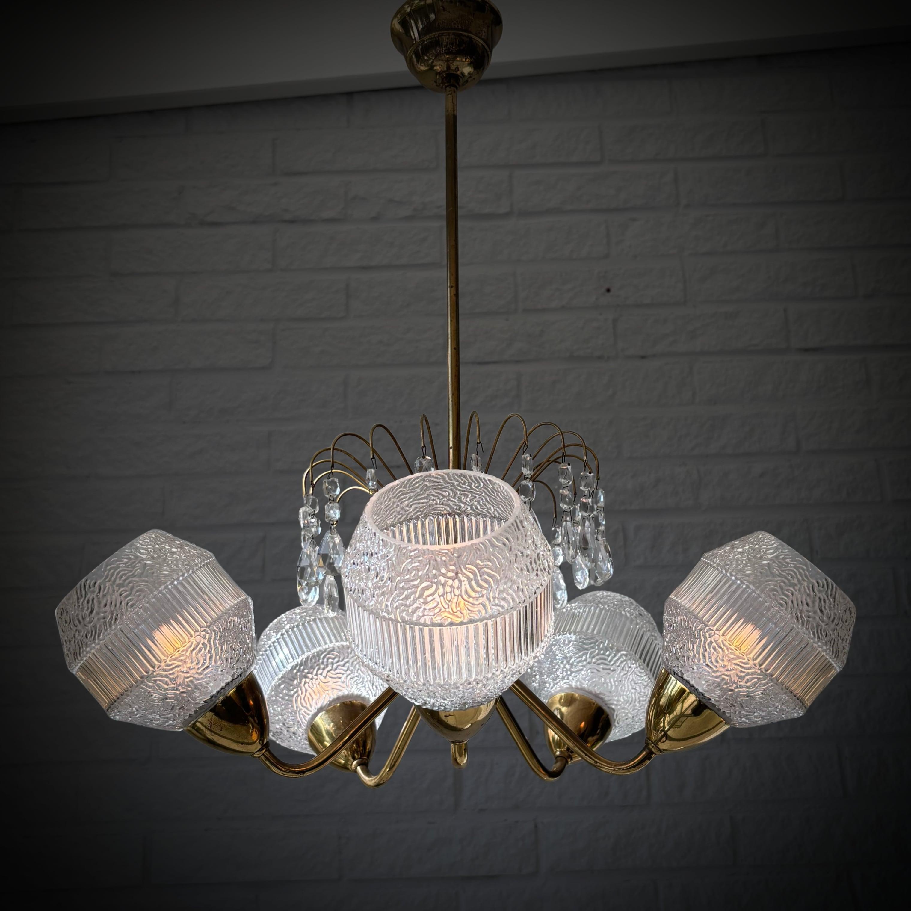 Scandinavo moderno Lampadario scandinavo di metà secolo, teak, ottone e cristallo, Svezia, anni '50 in vendita