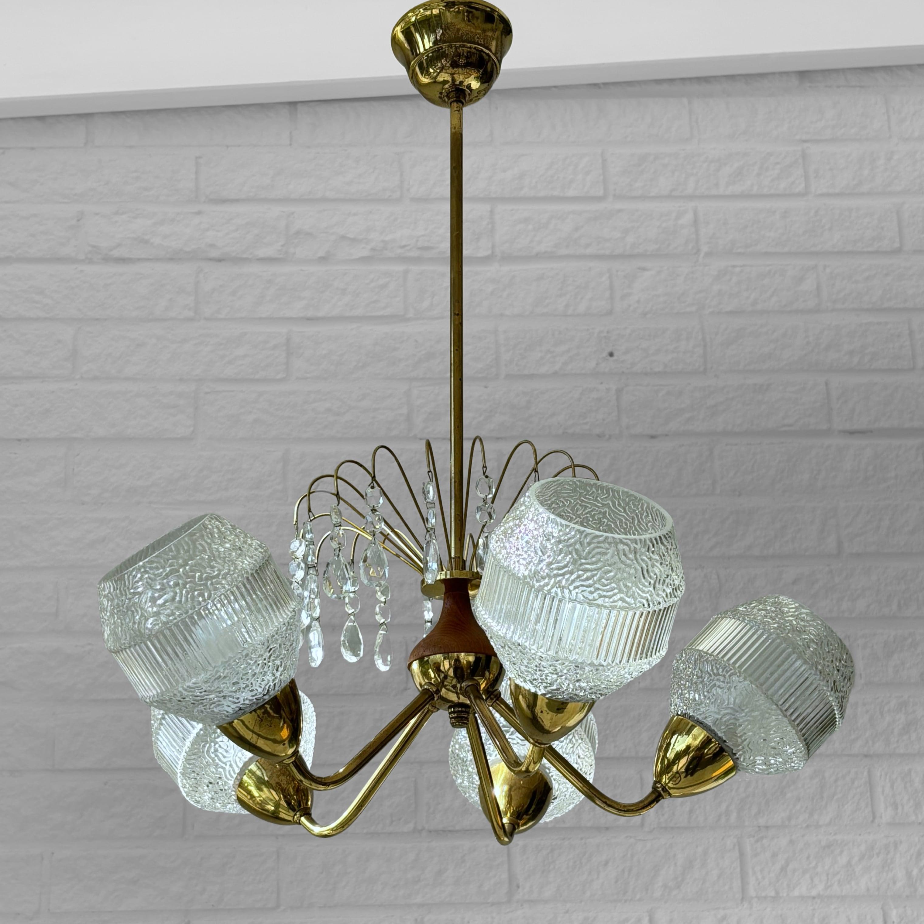 Svedese Lampadario scandinavo di metà secolo, teak, ottone e cristallo, Svezia, anni '50 in vendita