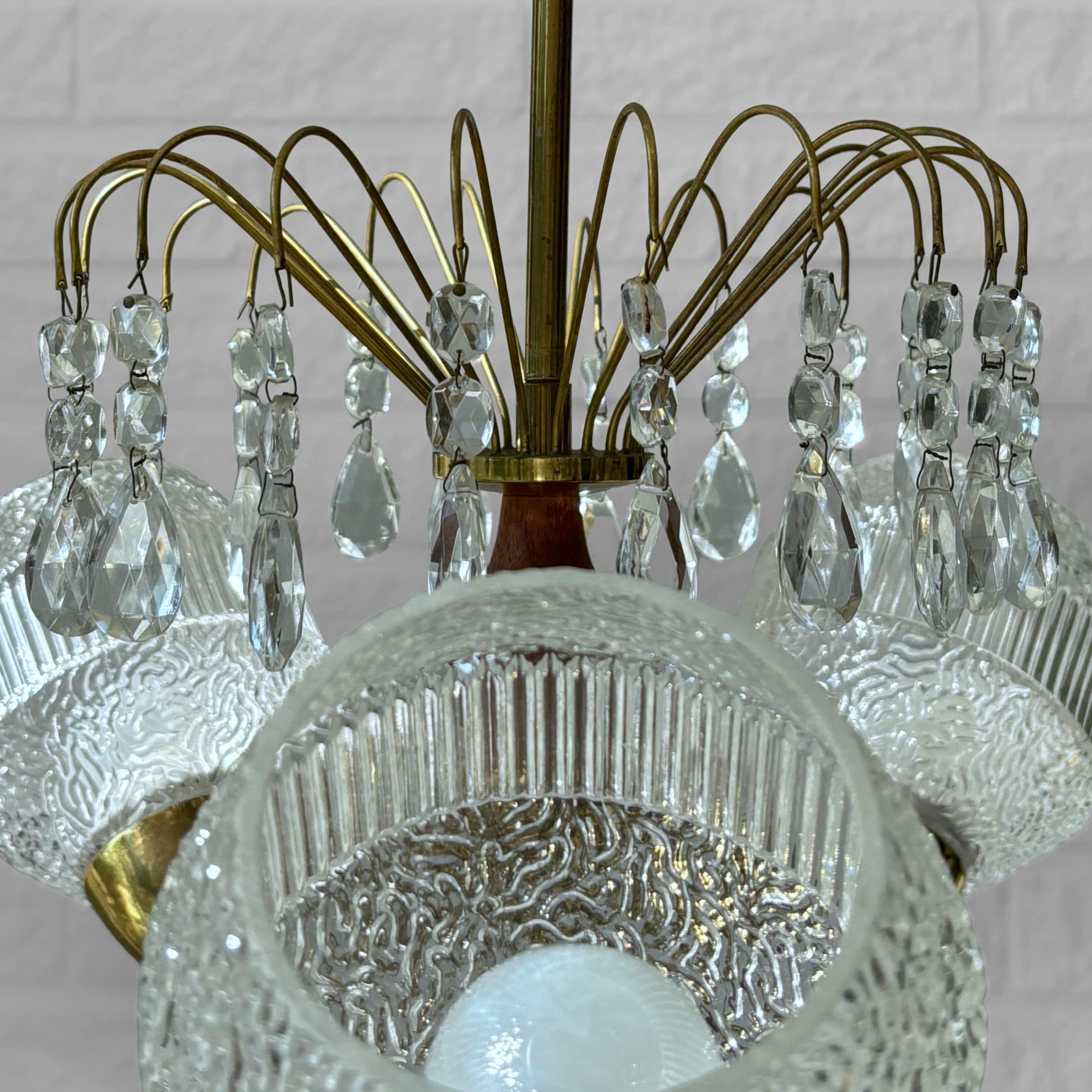 Ottone Lampadario scandinavo di metà secolo, teak, ottone e cristallo, Svezia, anni '50 in vendita