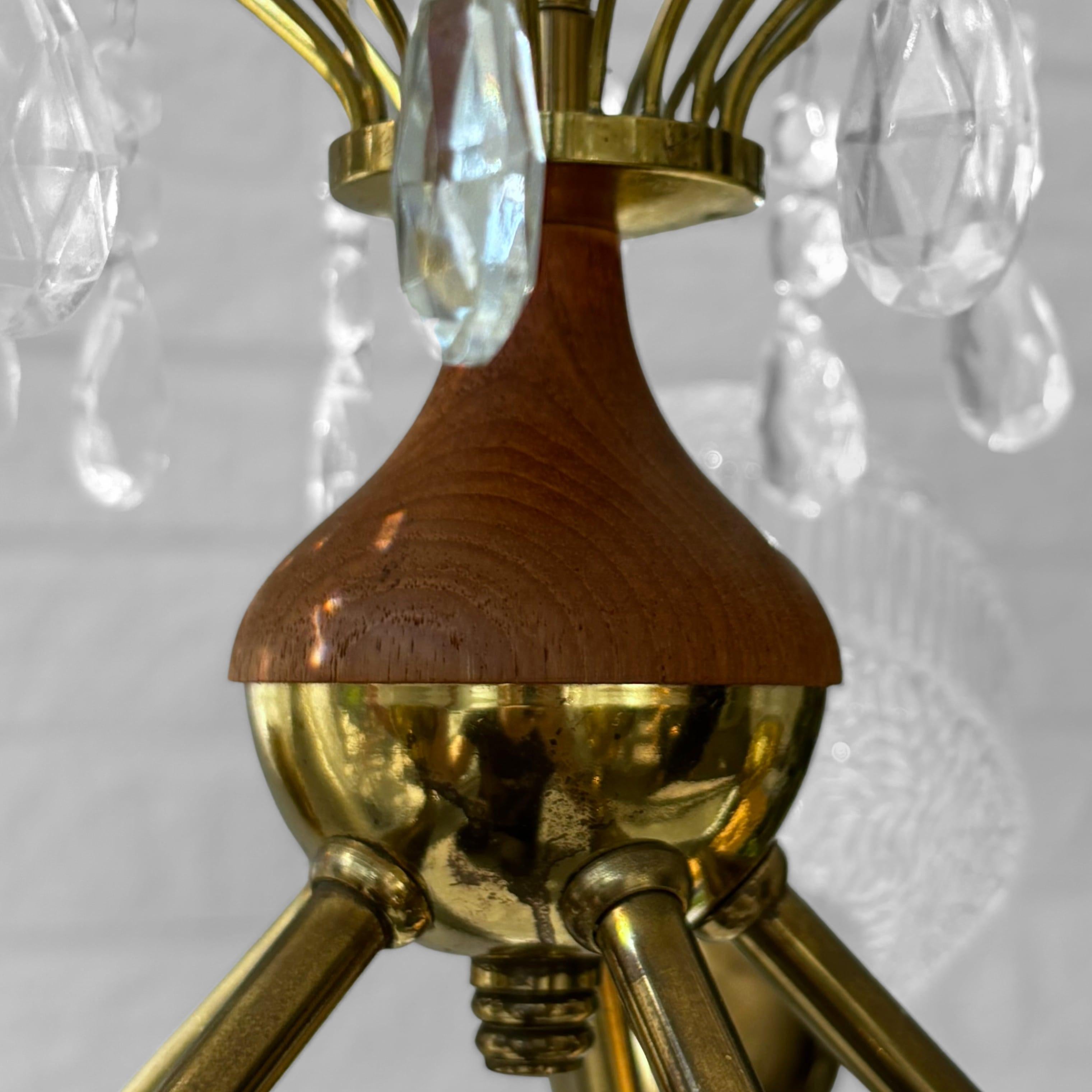 Lampadario scandinavo di metà secolo, teak, ottone e cristallo, Svezia, anni '50 in vendita 1