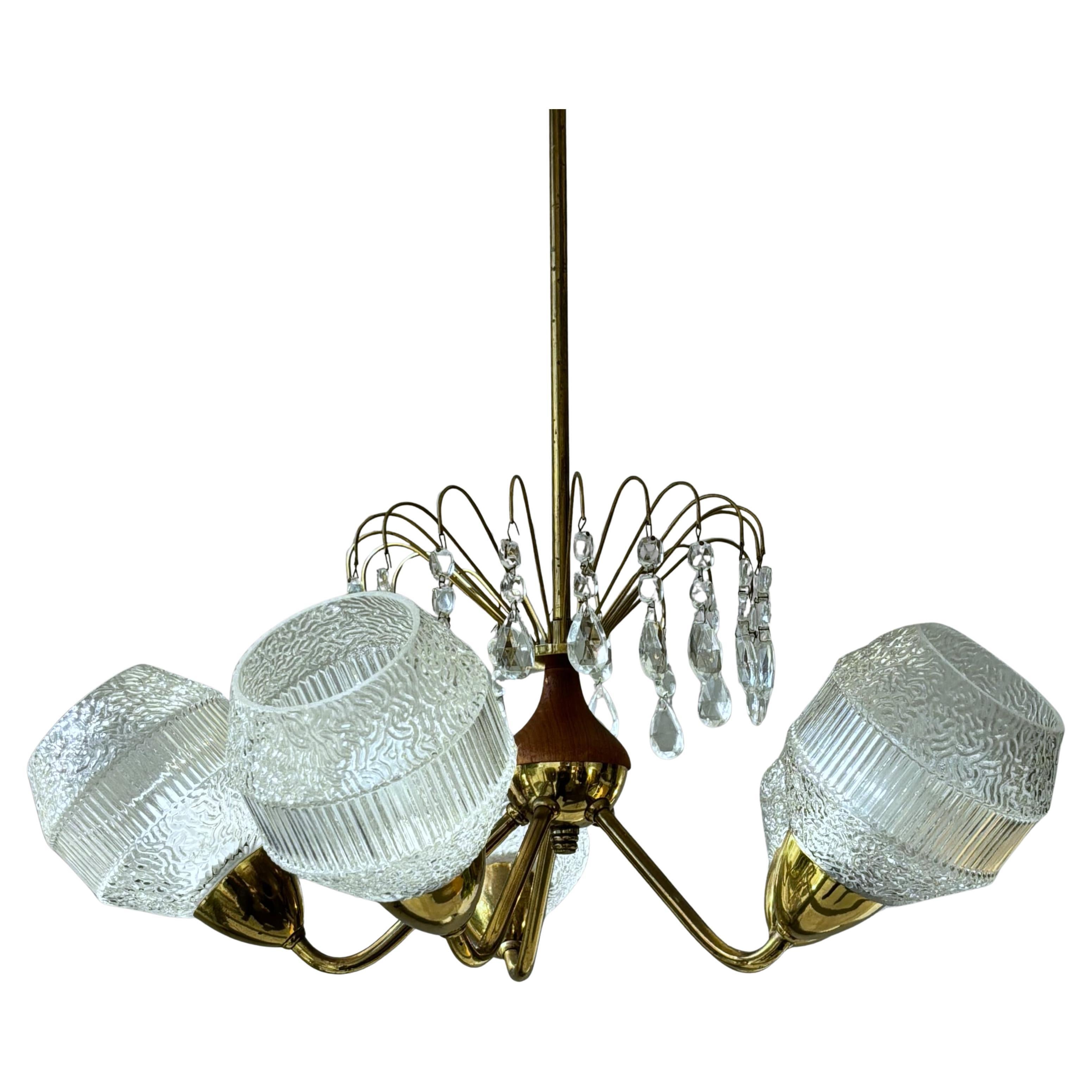 Lampadario scandinavo di metà secolo, teak, ottone e cristallo, Svezia, anni '50