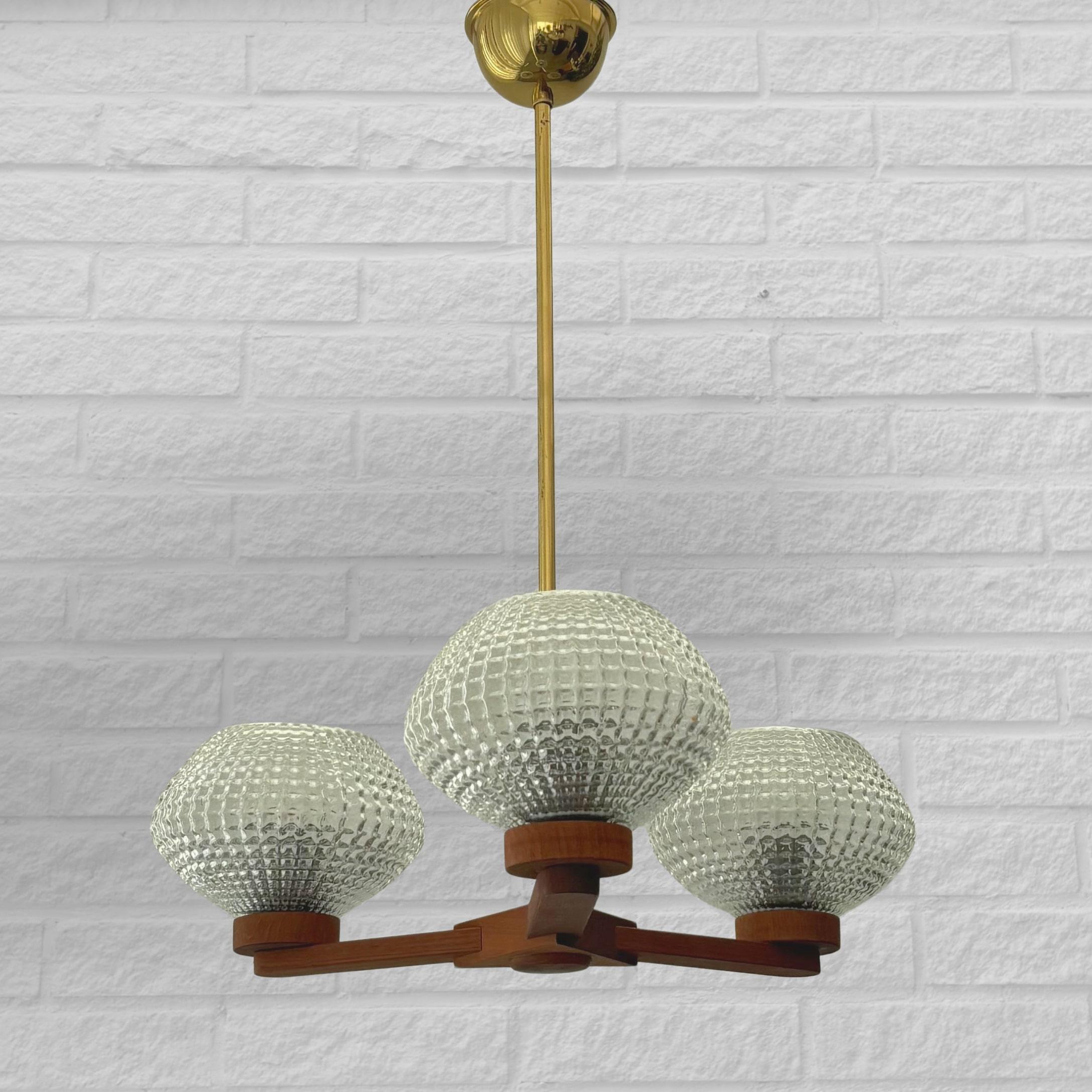 Scandinavo moderno Lampadario scandinavo di metà secolo, teak e vetro, tre bracci, Svezia, anni '50 in vendita