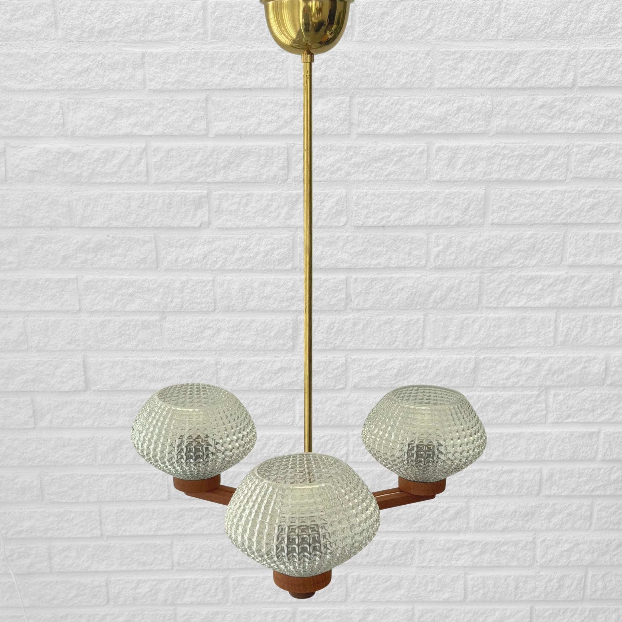 Svedese Lampadario scandinavo di metà secolo, teak e vetro, tre bracci, Svezia, anni '50 in vendita