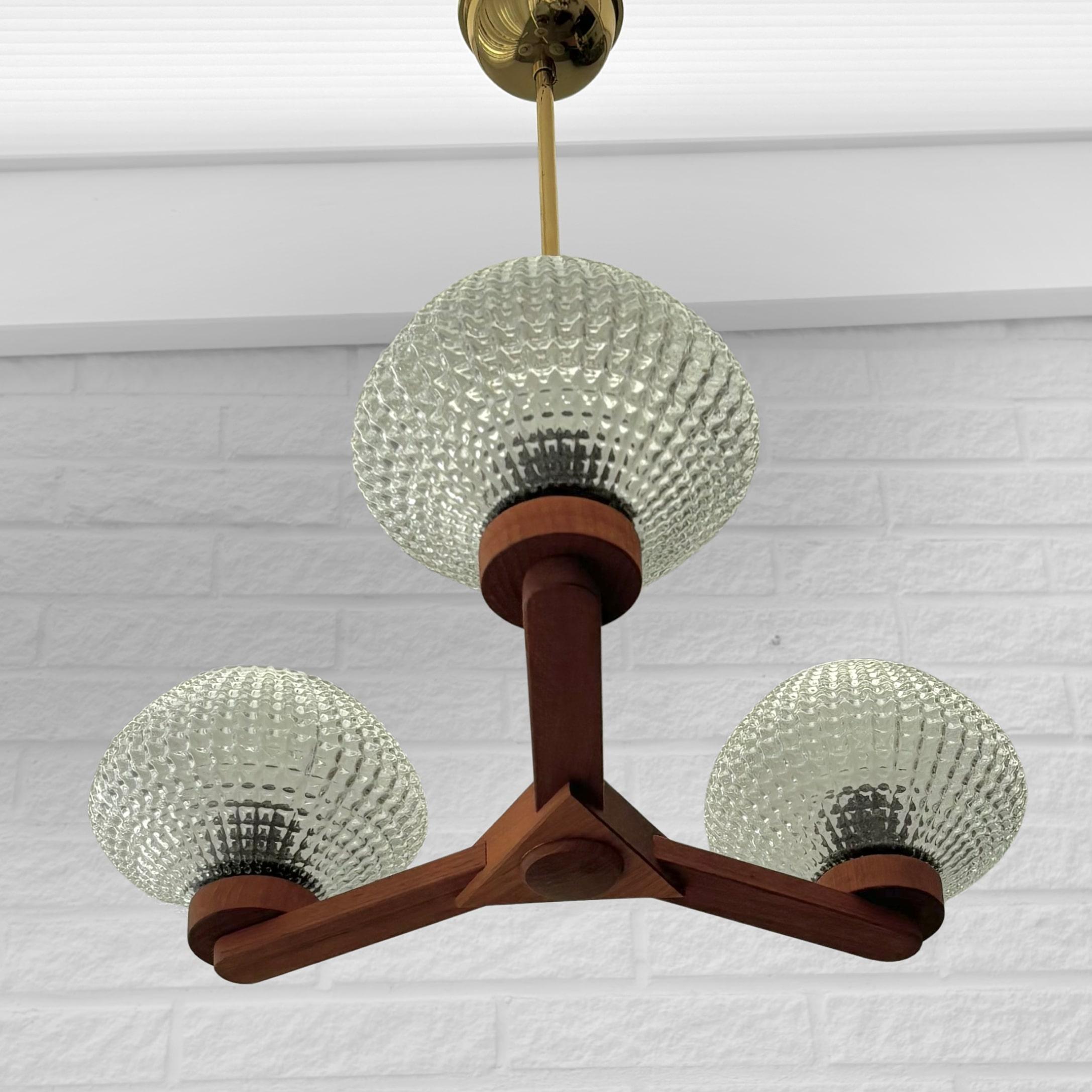 Lampadario scandinavo di metà secolo, teak e vetro, tre bracci, Svezia, anni '50 In condizioni buone in vendita a Forserum, SE