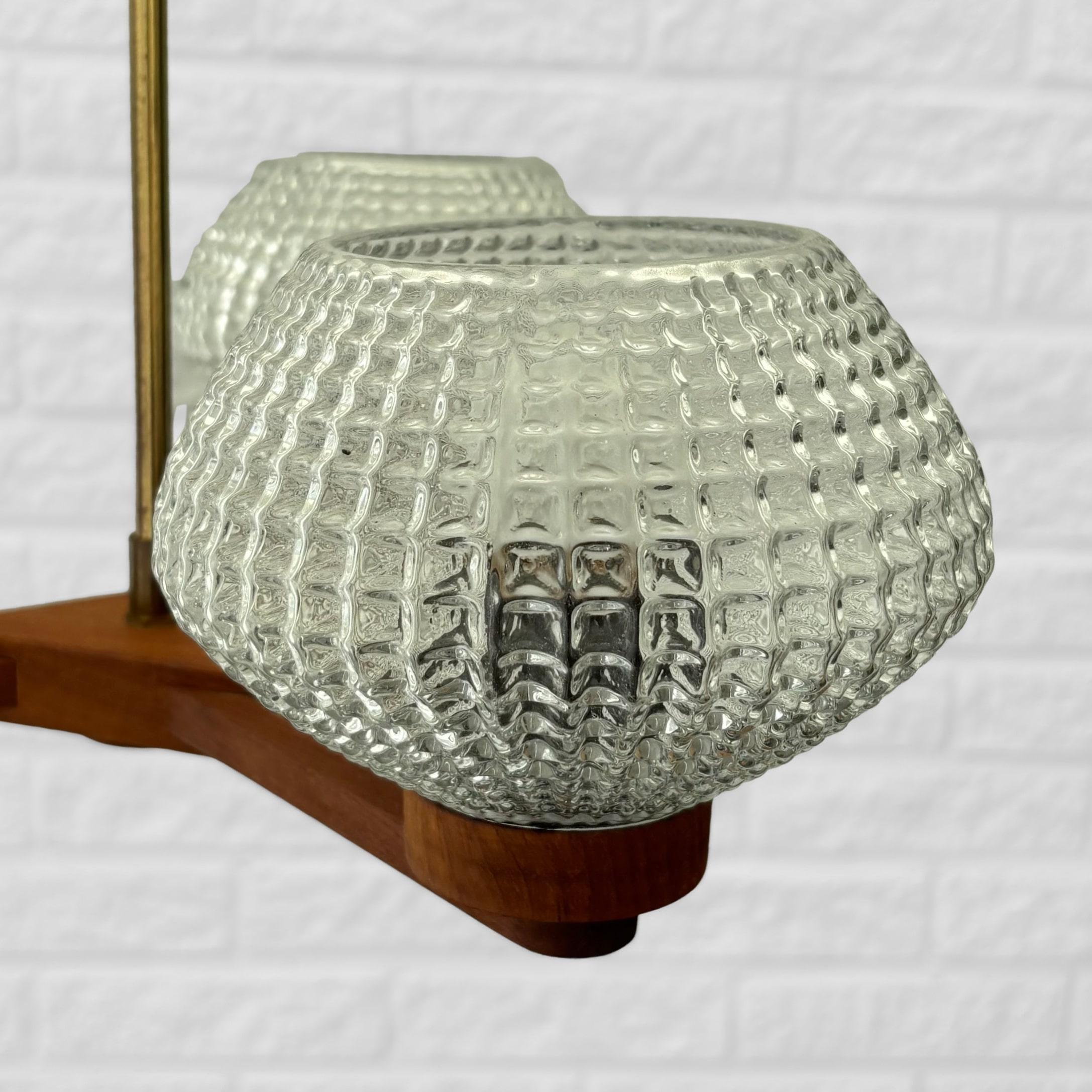 Metà XX secolo Lampadario scandinavo di metà secolo, teak e vetro, tre bracci, Svezia, anni '50 in vendita