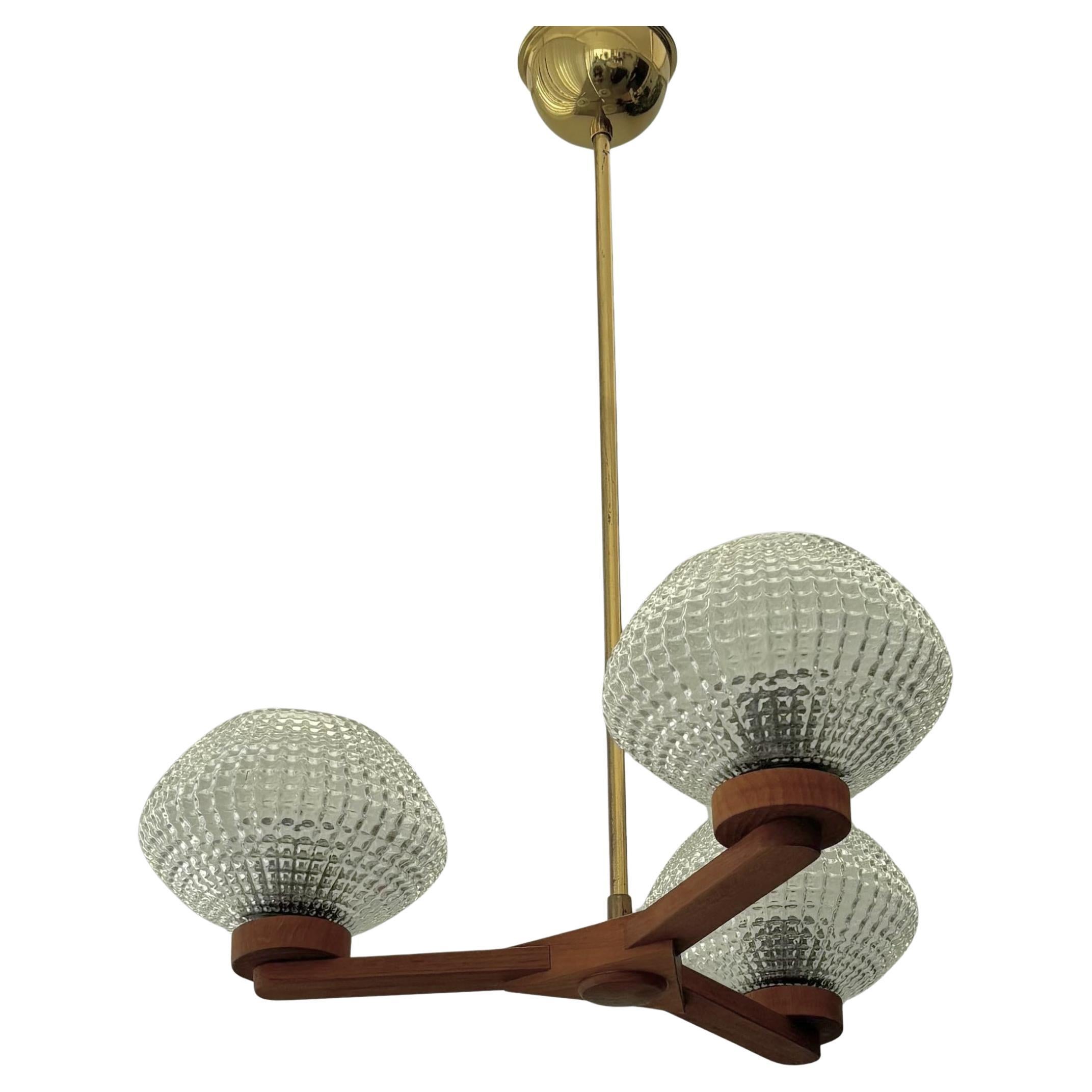 Lampadario scandinavo di metà secolo, teak e vetro, tre bracci, Svezia, anni '50