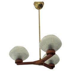 Lampadario scandinavo di metà secolo, teak e vetro, tre bracci, Svezia, anni '50