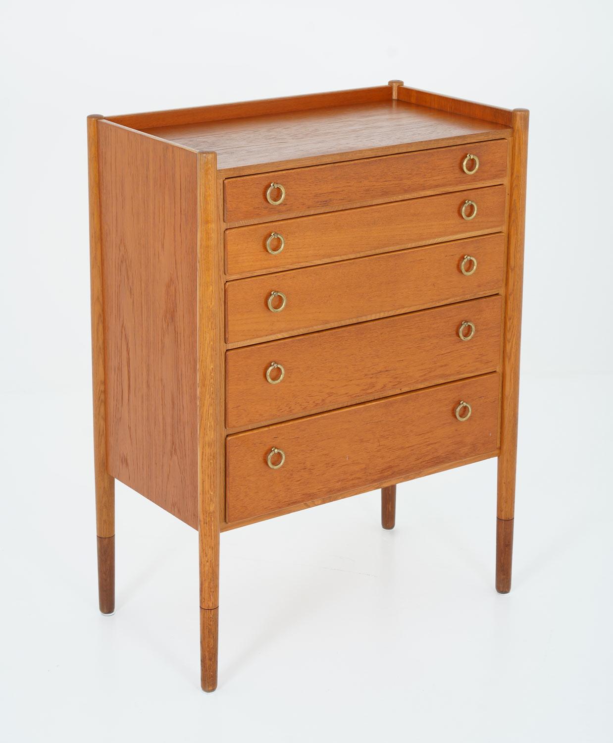 Beautiful chest of drawers, manufactured in Sweden, circa 1950.
This bureau is made of oak and teak veneer. It consists of five drawers of different sizes with beautiful brass handles.

Condition: Very good original condition with signs of age and