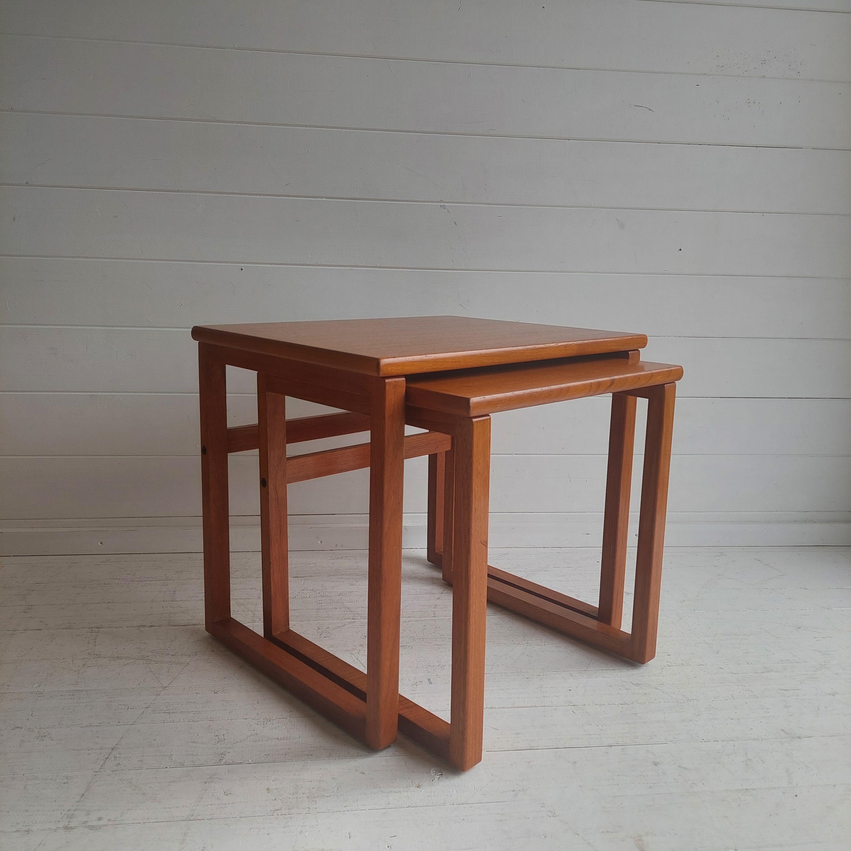 An understated, minimalist nest of teak mid century modern tables, c.1970s/80s
A very elegant design with beautiful styled modulars leg style base.
Mid century nest of two tables

The tables as been totally restored and look stunning.
Such a