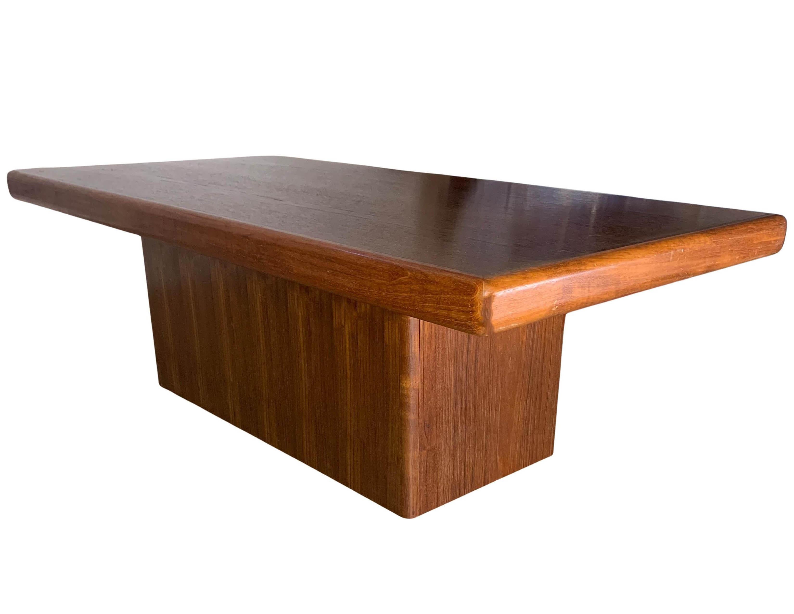 Skandinavische Mid Century Danish Teak Säule Low Statement Couchtisch 1960er Jahre (20. Jahrhundert) im Angebot