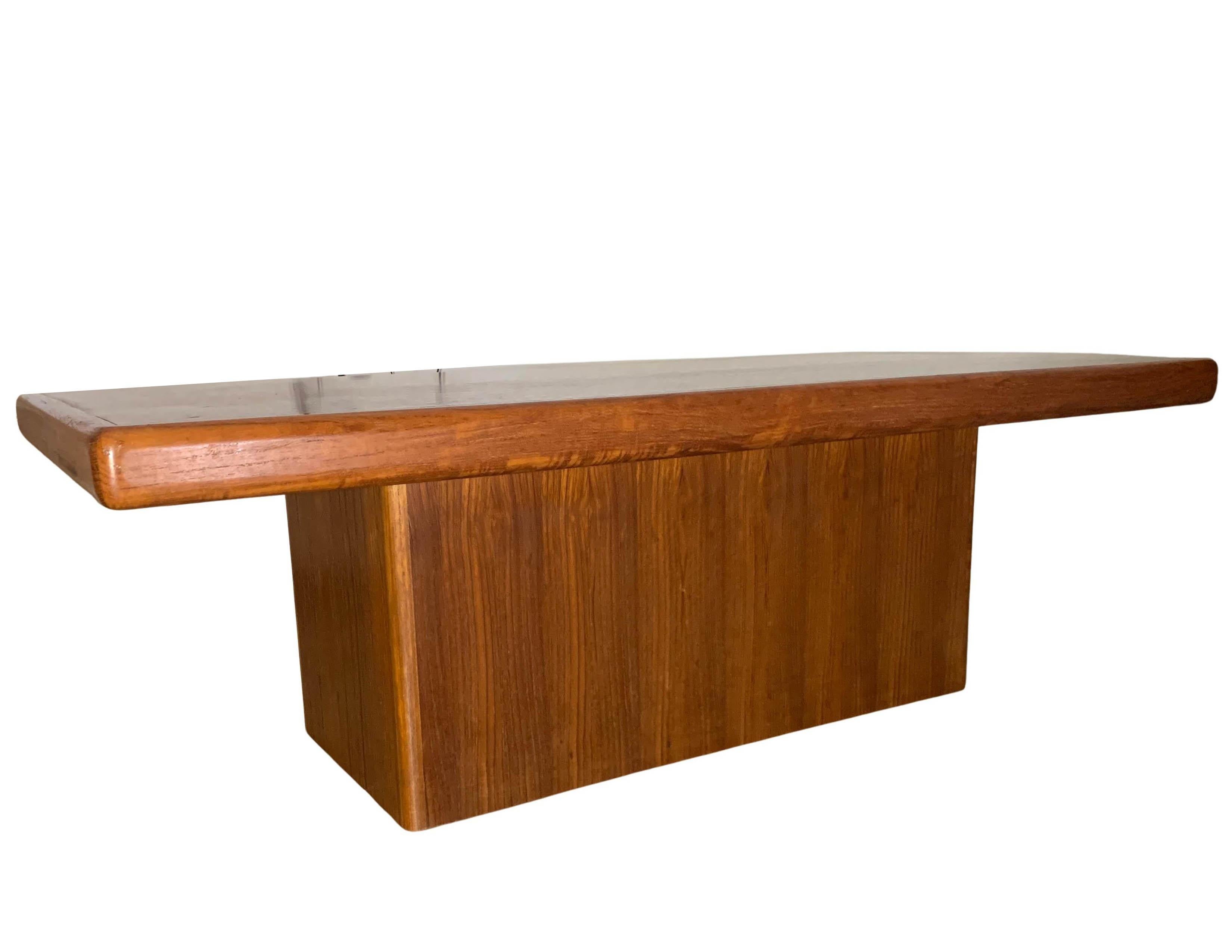 Skandinavische Mid Century Danish Teak Säule Low Statement Couchtisch 1960er Jahre (Teakholz) im Angebot