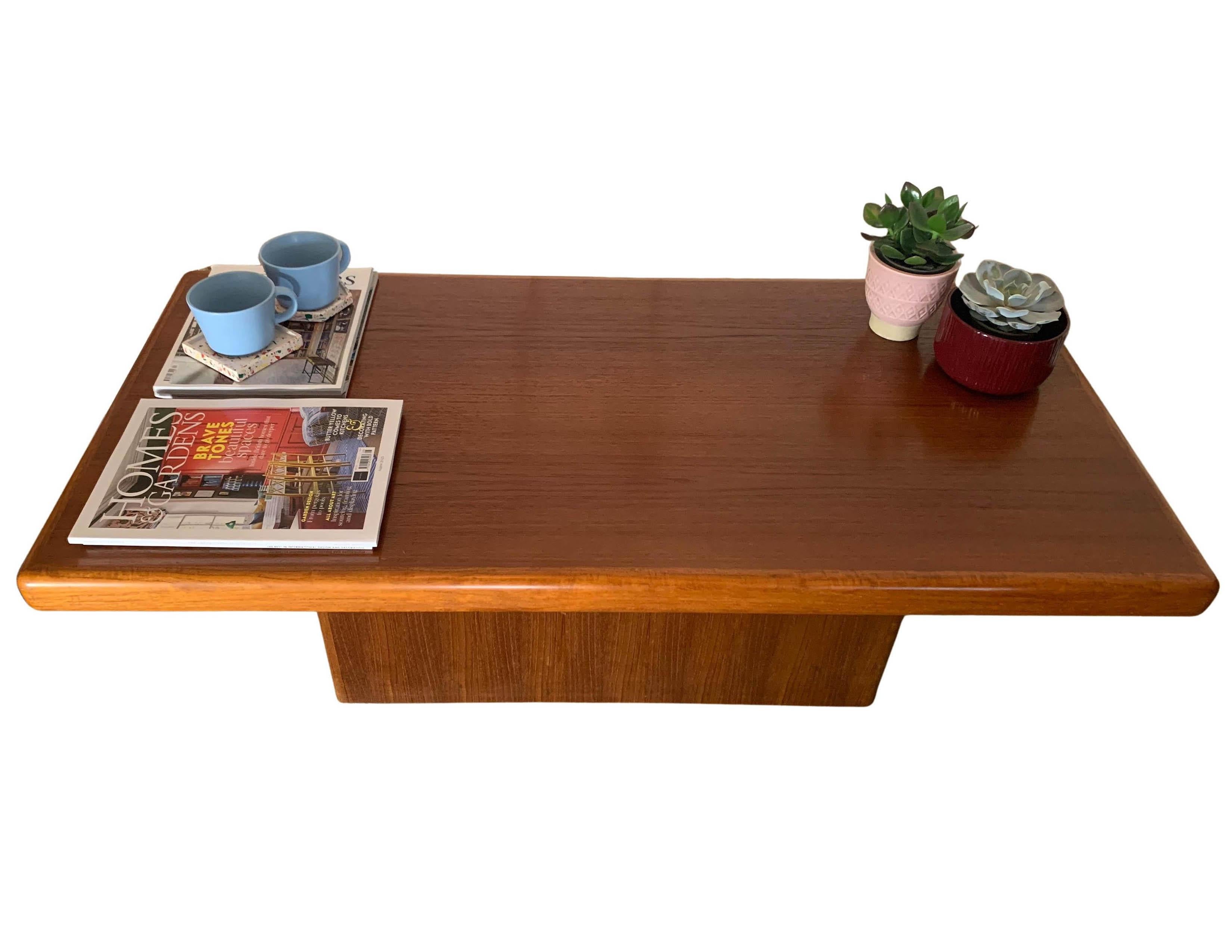 Skandinavische Mid Century Danish Teak Säule Low Statement Couchtisch 1960er Jahre (Dänisch) im Angebot
