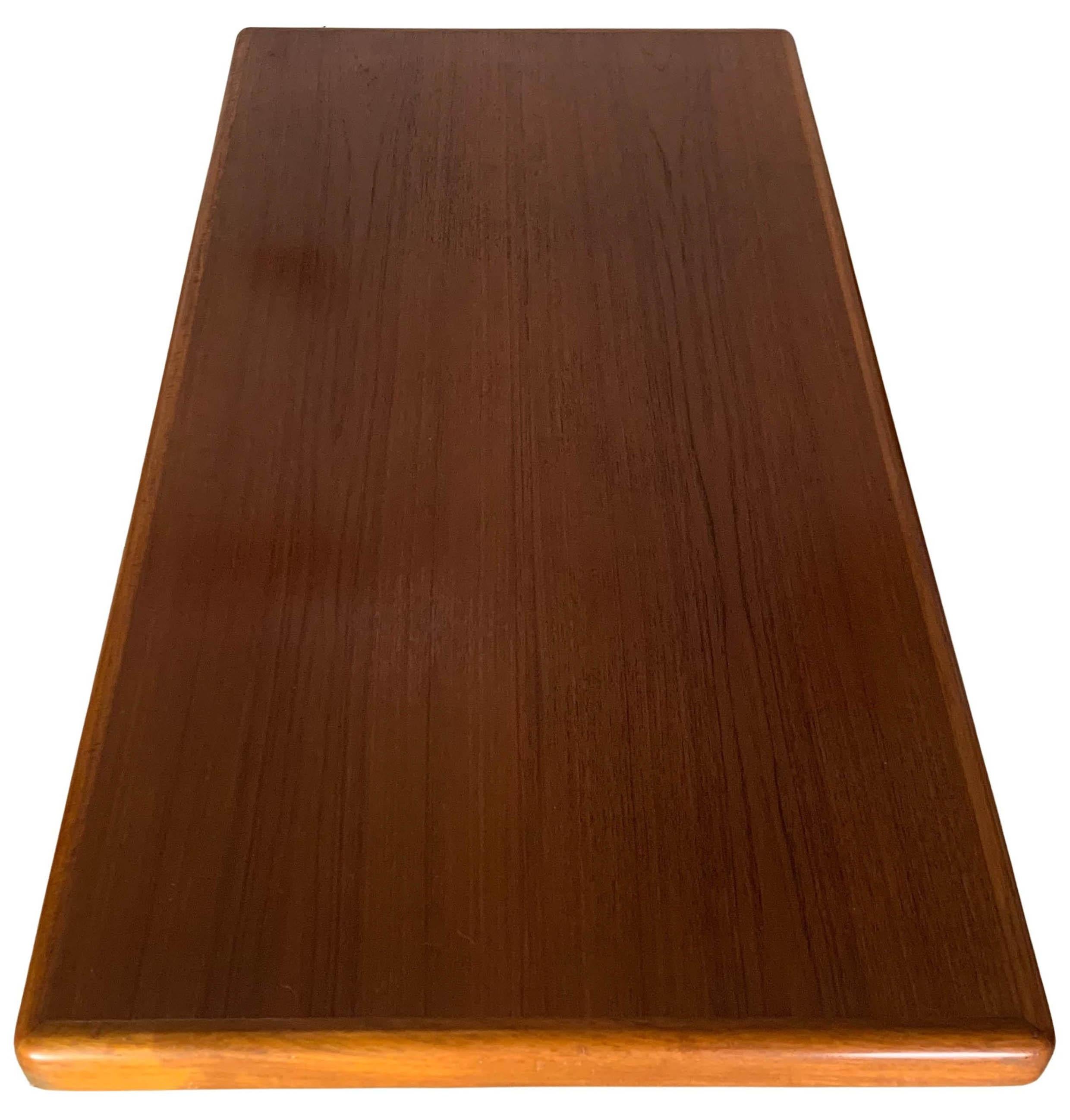 Skandinavische Mid Century Danish Teak Säule Low Statement Couchtisch 1960er Jahre (Furnier) im Angebot