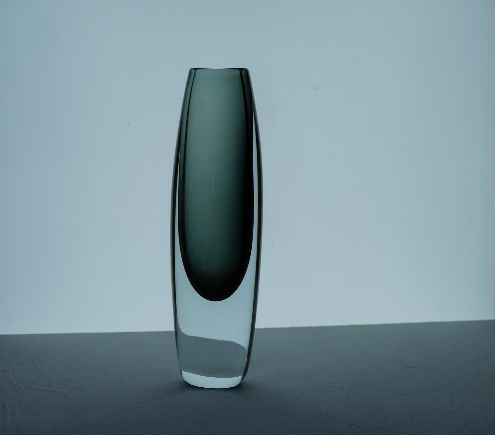 Vetro Vaso in vetro sommerso di Gunnar Nylund, design scandinavo della metà del secolo scorso in vendita
