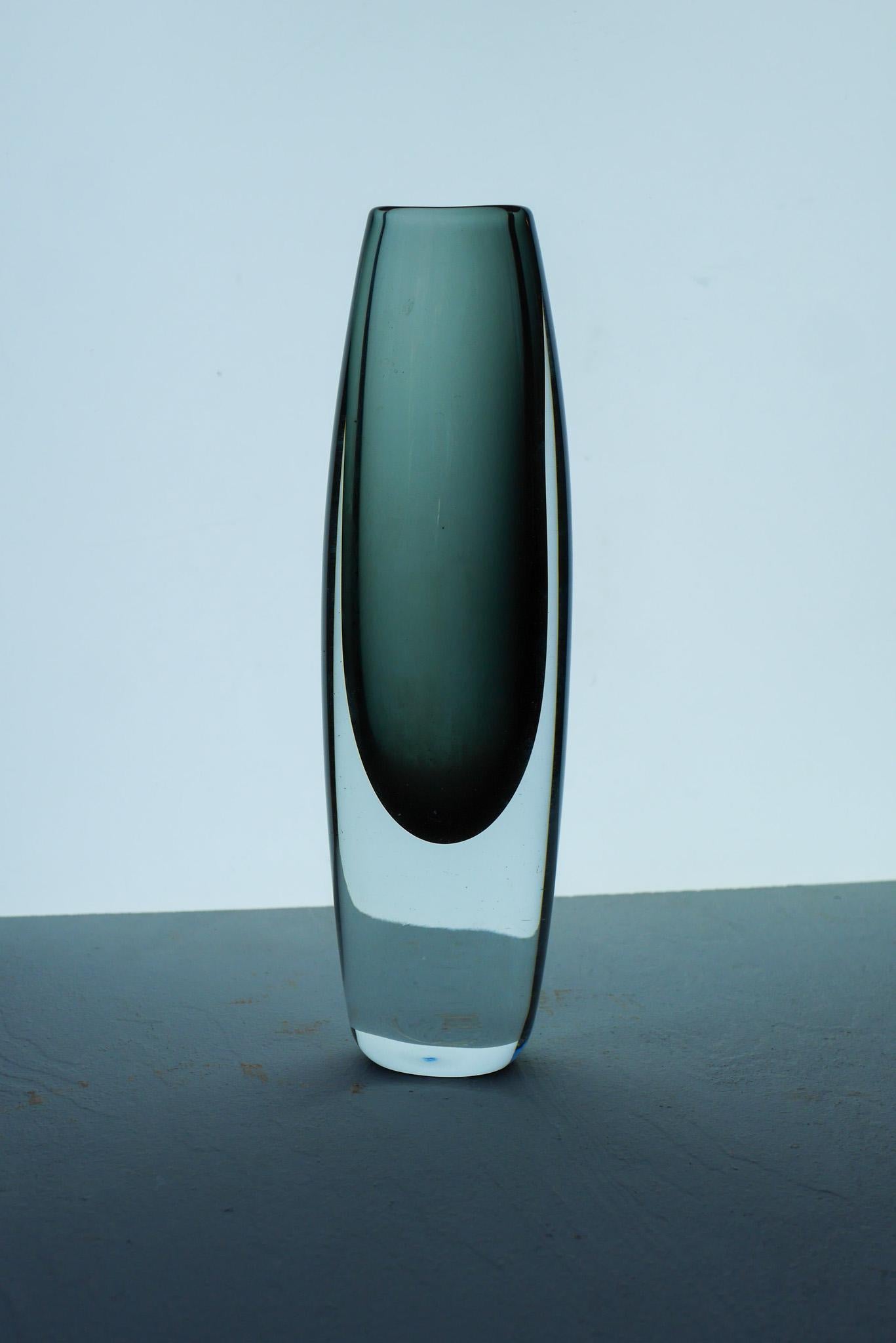 Vaso in vetro sommerso di Gunnar Nylund, design scandinavo della metà del secolo scorso in vendita 2