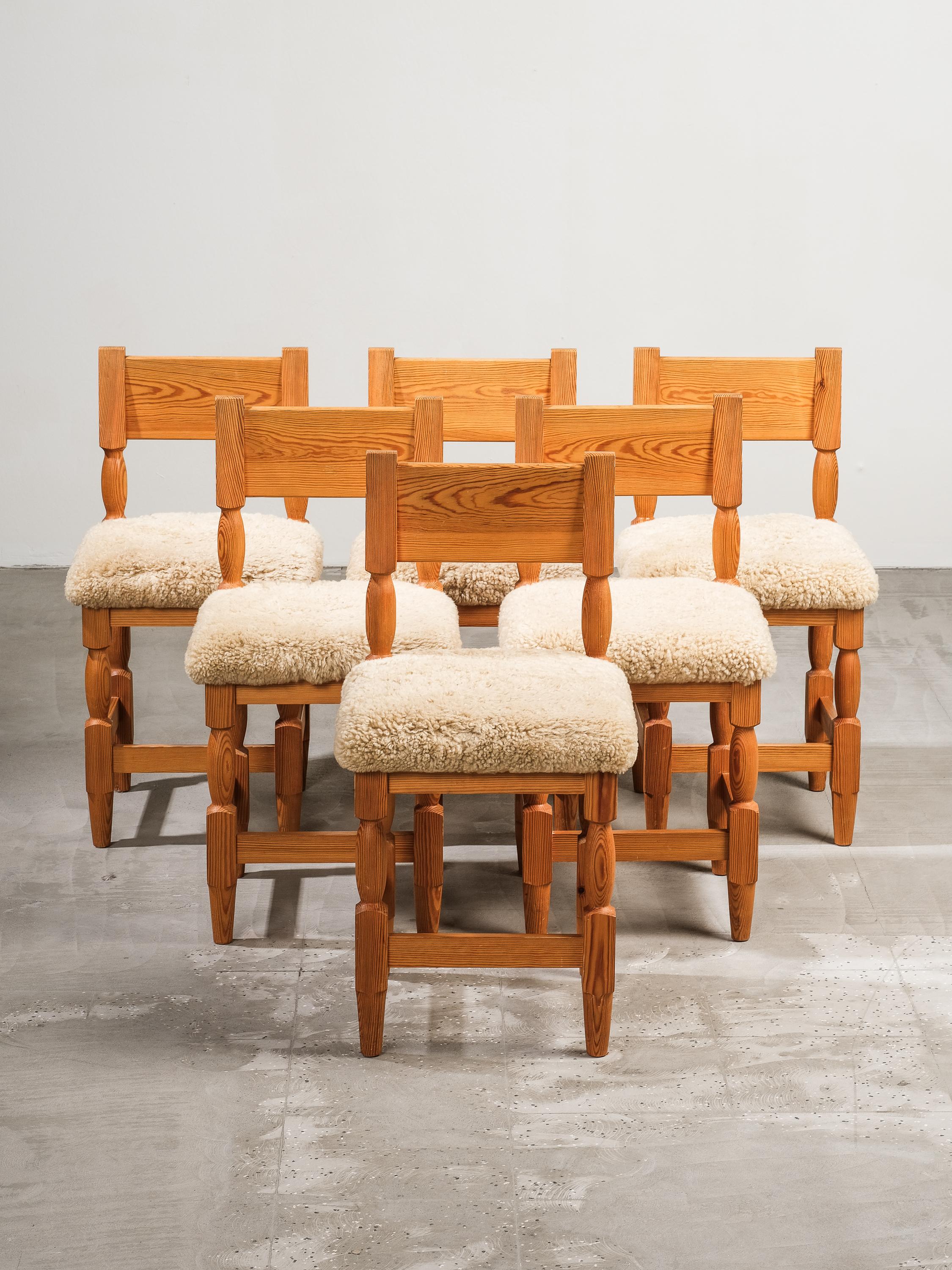 Sedie da pranzo scandinave di metà secolo in pino e pelle di pecora, set da 6 in vendita 4