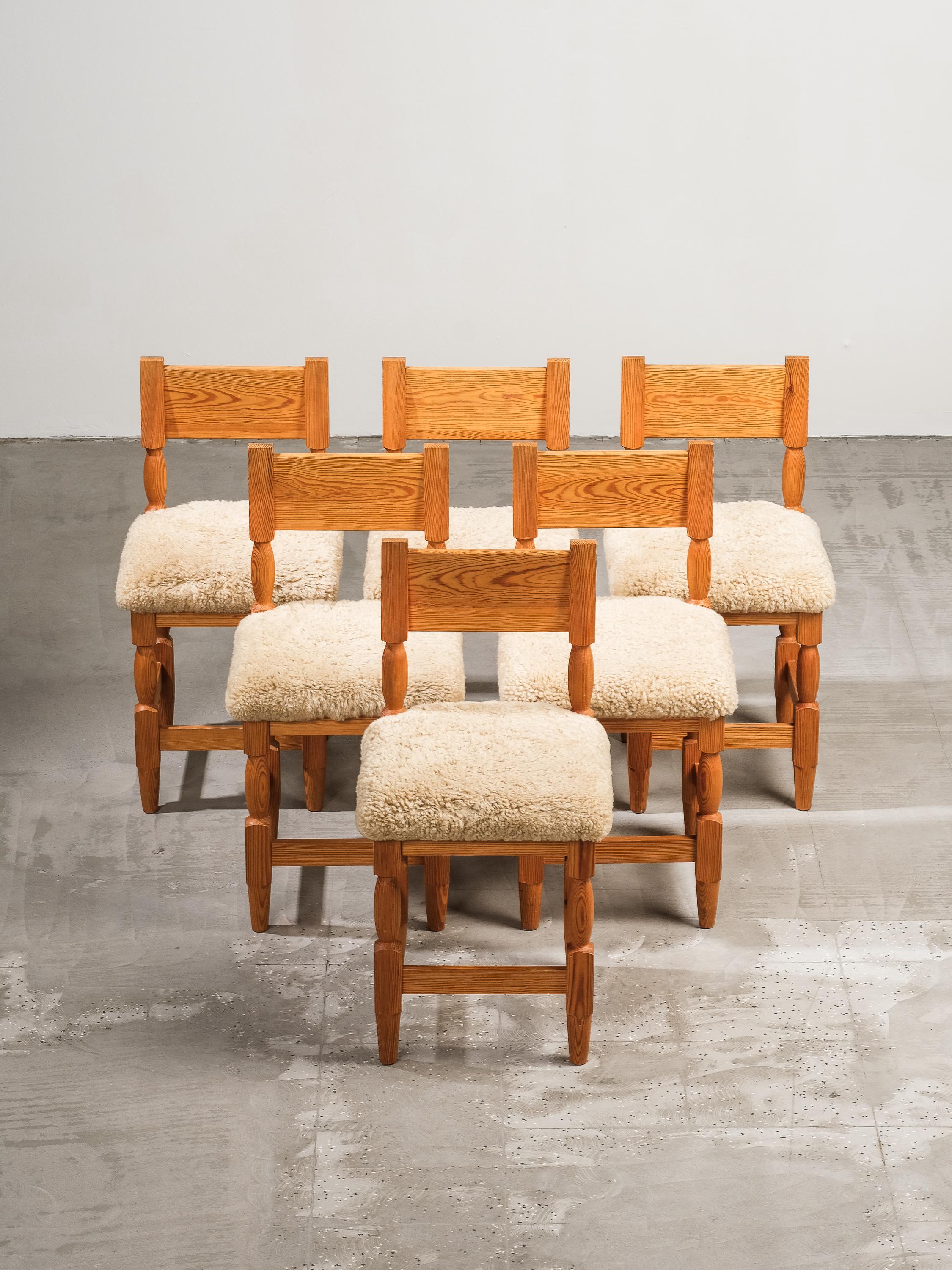 Sedie da pranzo scandinave di metà secolo in pino e pelle di pecora, set da 6 in vendita 5