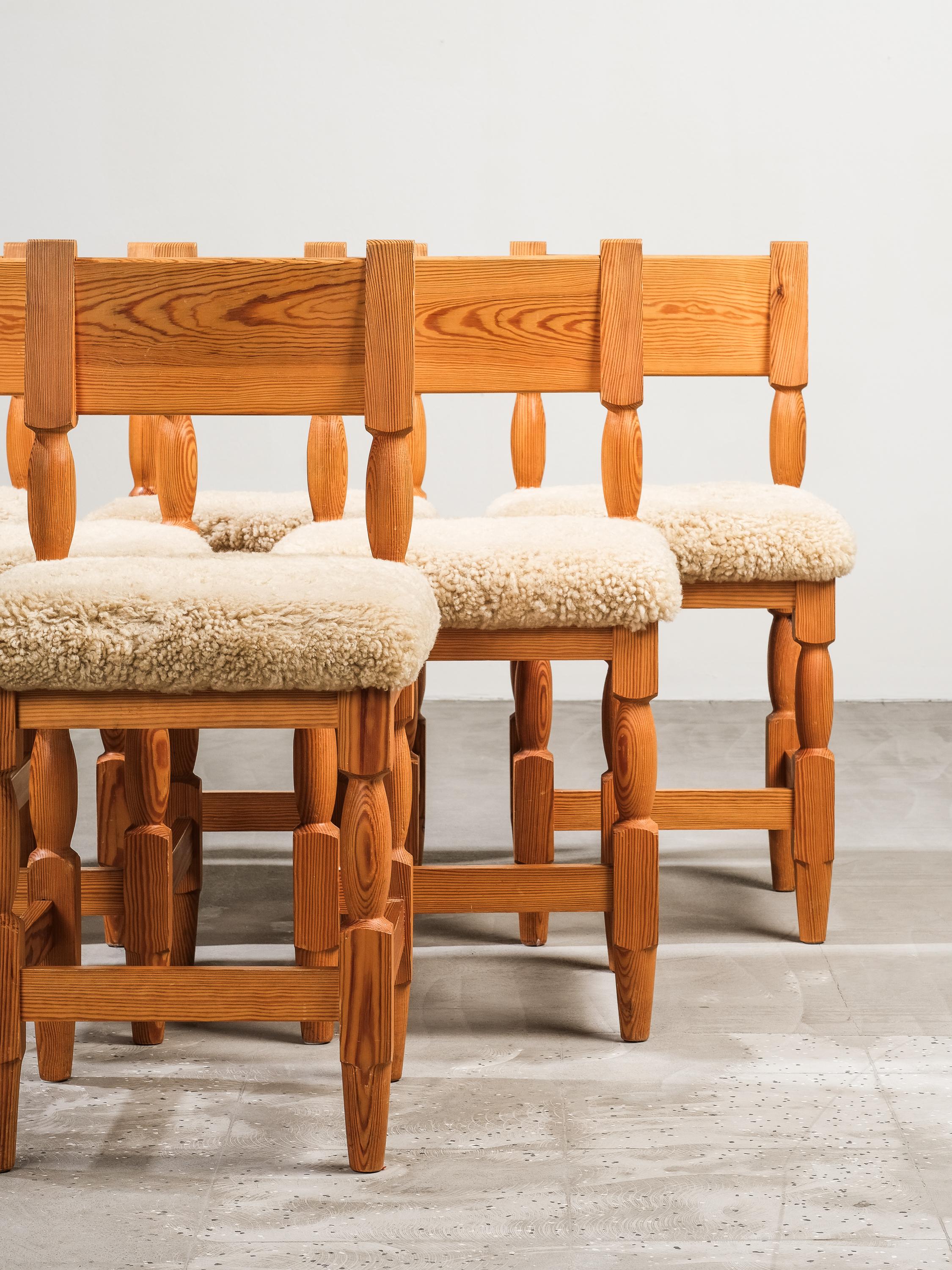 Sedie da pranzo scandinave di metà secolo in pino e pelle di pecora, set da 6 in vendita 6