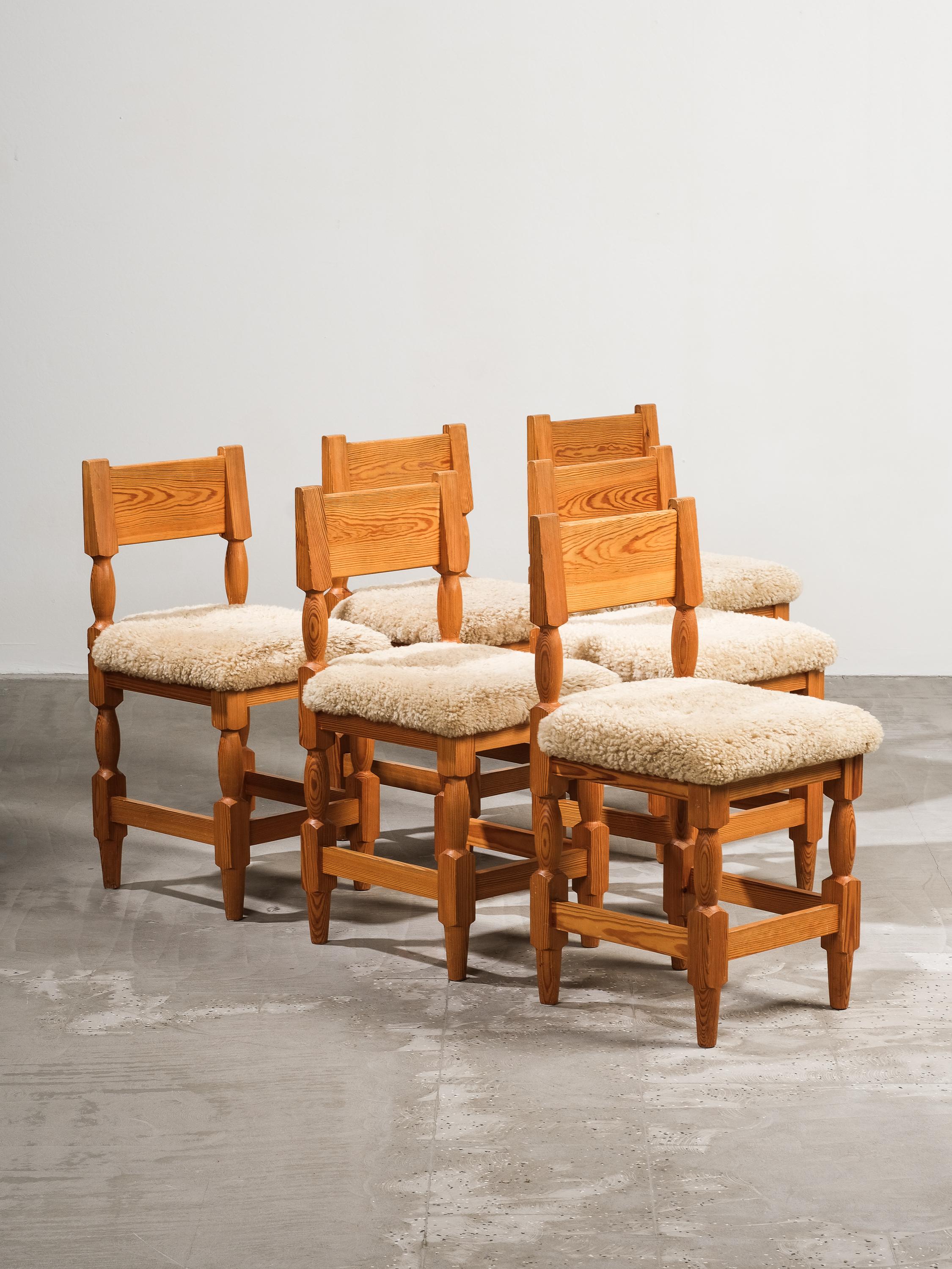 Set di sei sedie da pranzo in pelle di pecora e pino provenienti dalla Scandinavia, circa 1970. Un modello di sedia unico.
Rivestito in morbida pelle di pecora beige.