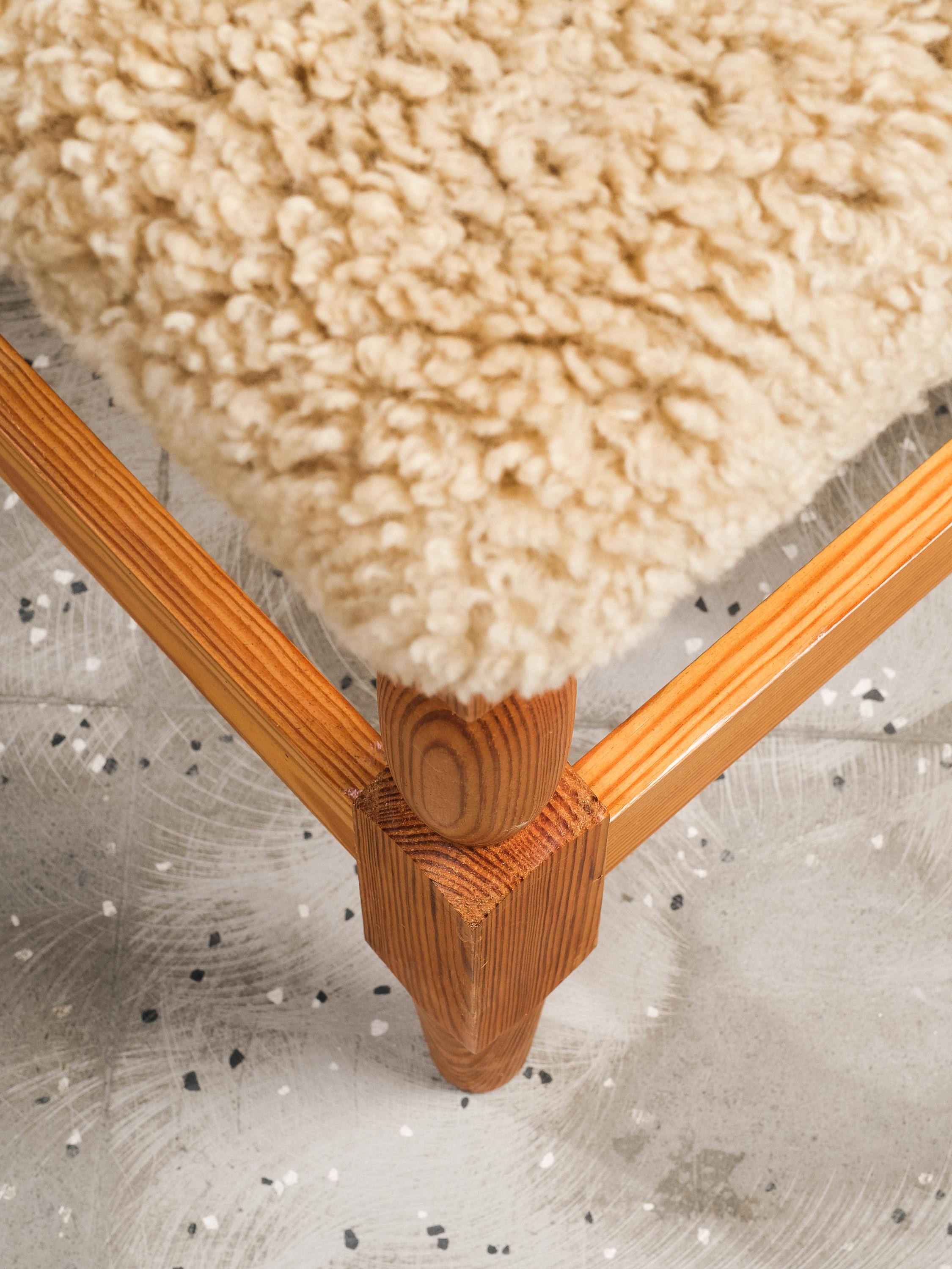 Montone Sedie da pranzo scandinave di metà secolo in pino e pelle di pecora, set da 6 in vendita
