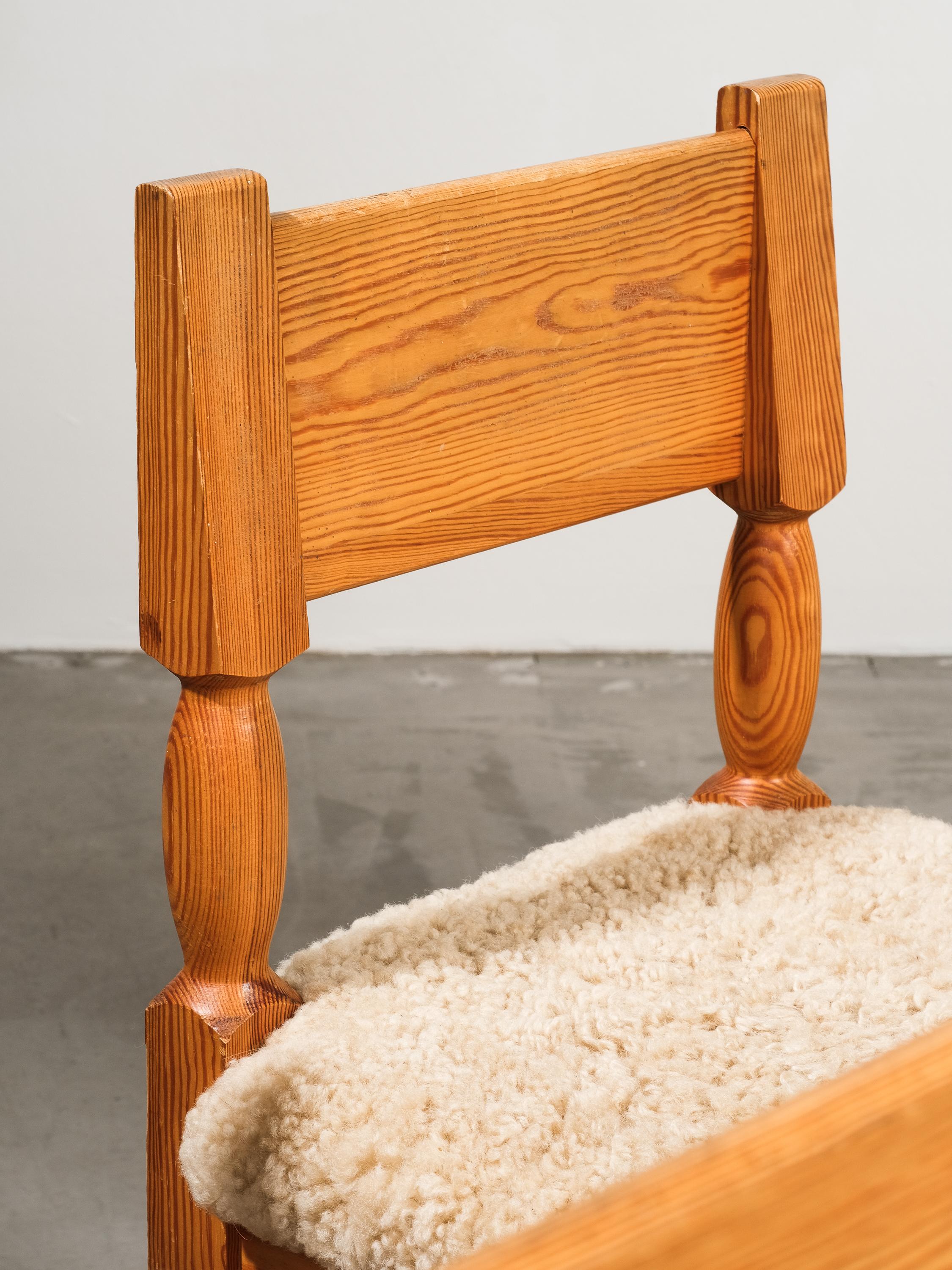Sedie da pranzo scandinave di metà secolo in pino e pelle di pecora, set da 6 in vendita 1