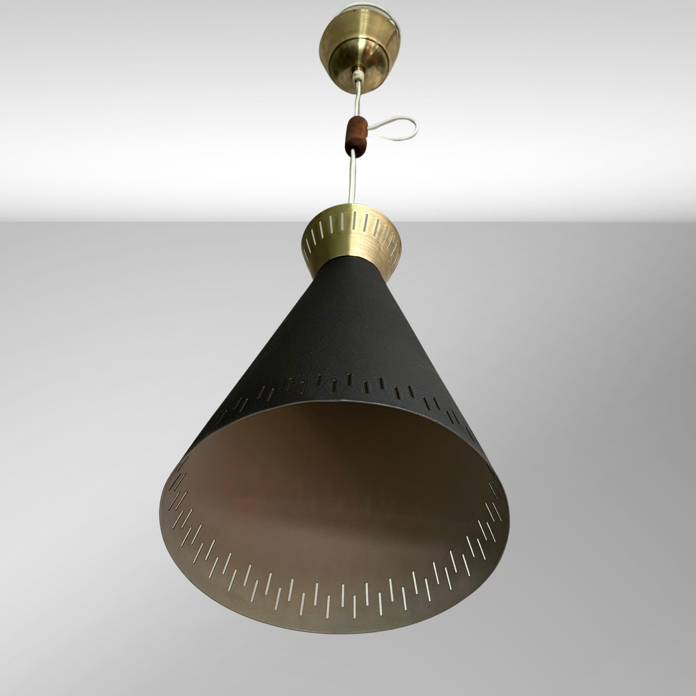 Lampada a sospensione scandinava a doppio cono diabolo della metà del secolo scorso, Svezia, anni '50 In condizioni buone in vendita a Forserum, SE