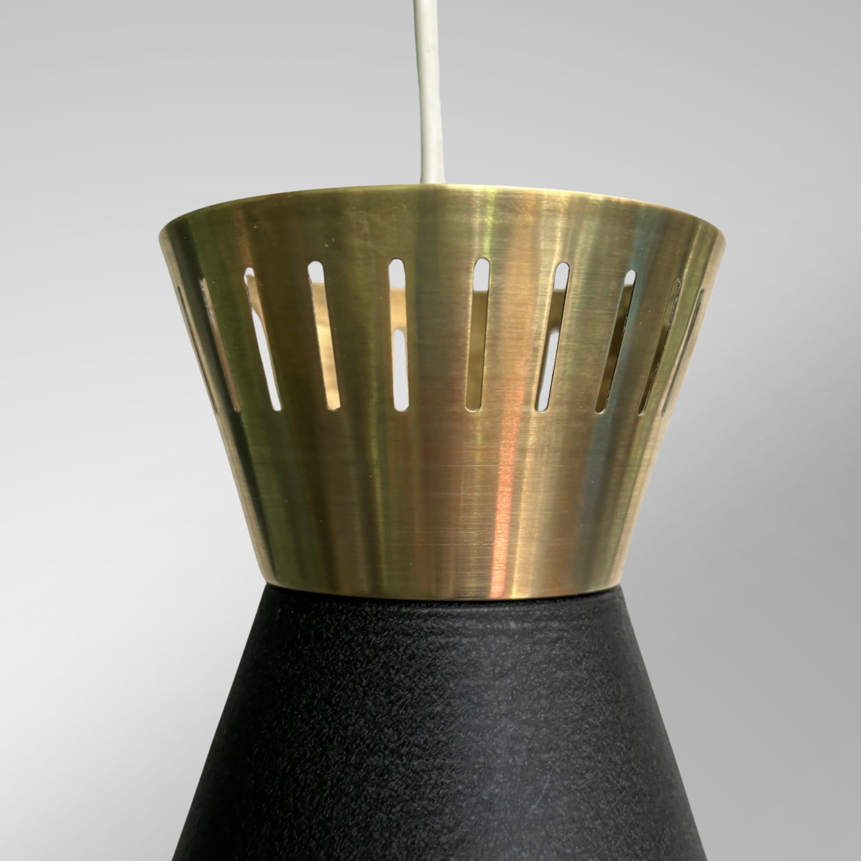 Metà XX secolo Lampada a sospensione scandinava a doppio cono diabolo della metà del secolo scorso, Svezia, anni '50 in vendita